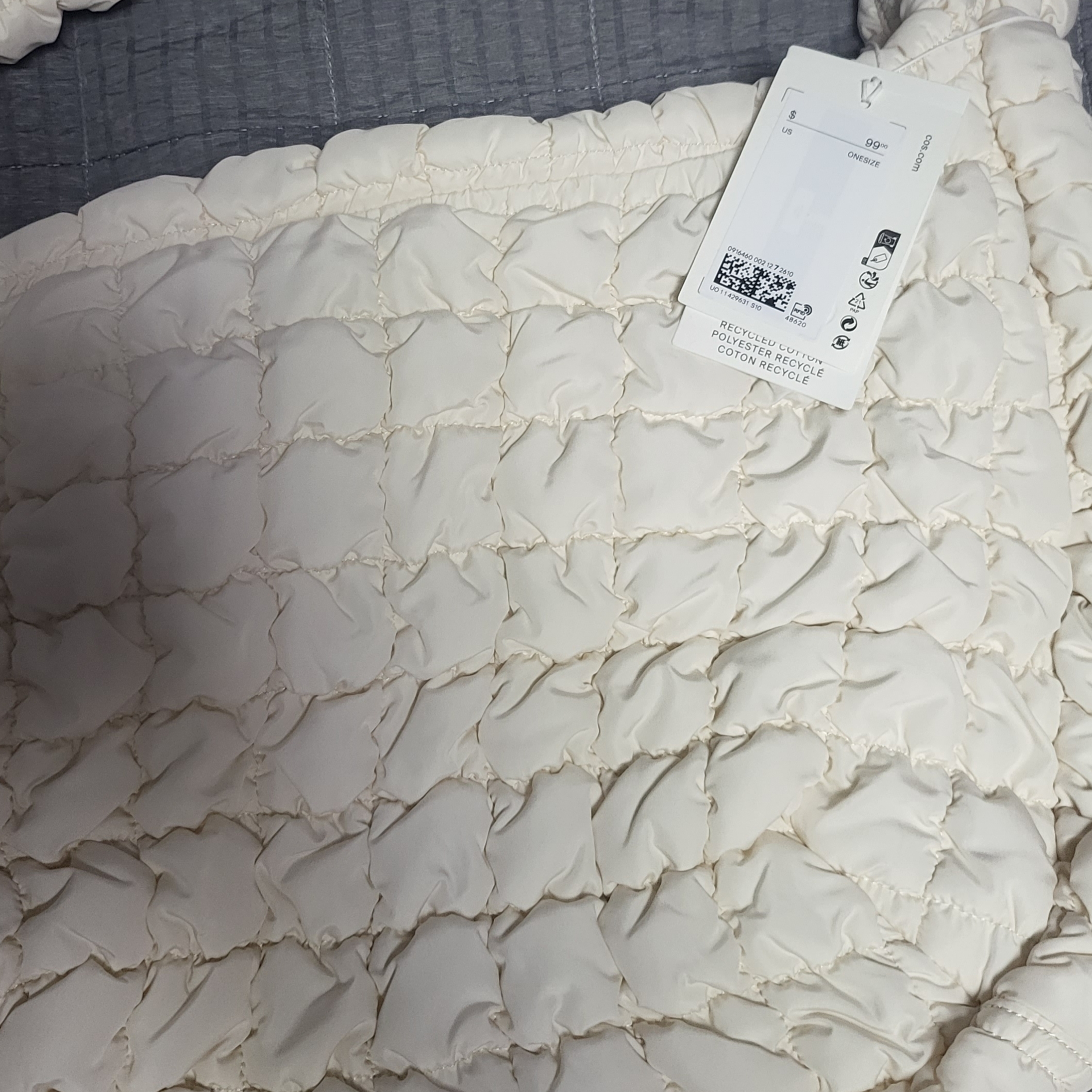 COS Quilted Oversized Shoulder Bag Off White Light Beige 착용 스타일