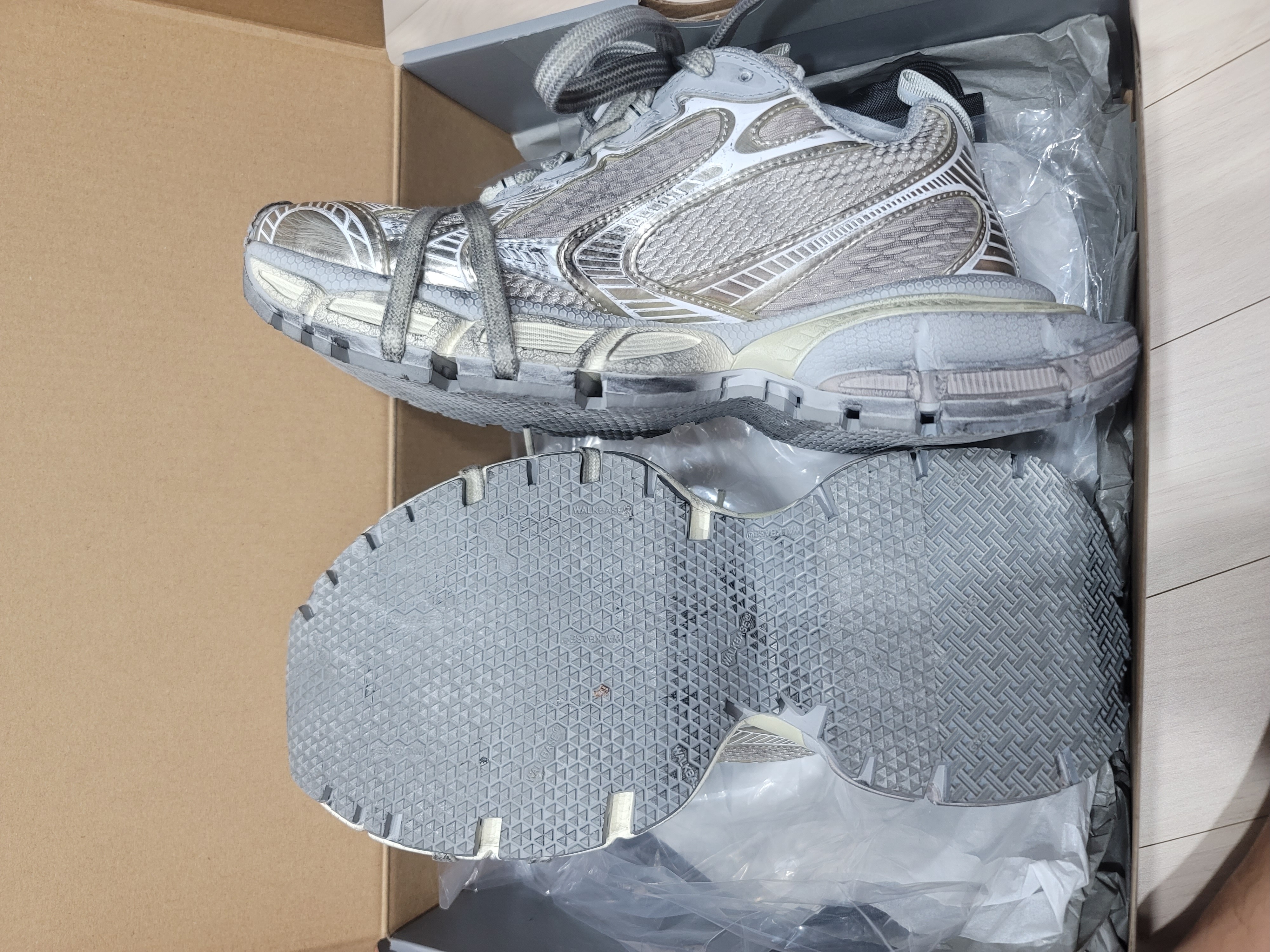 (W) Balenciaga 3XL Sneakers Light Beige 착용 스타일