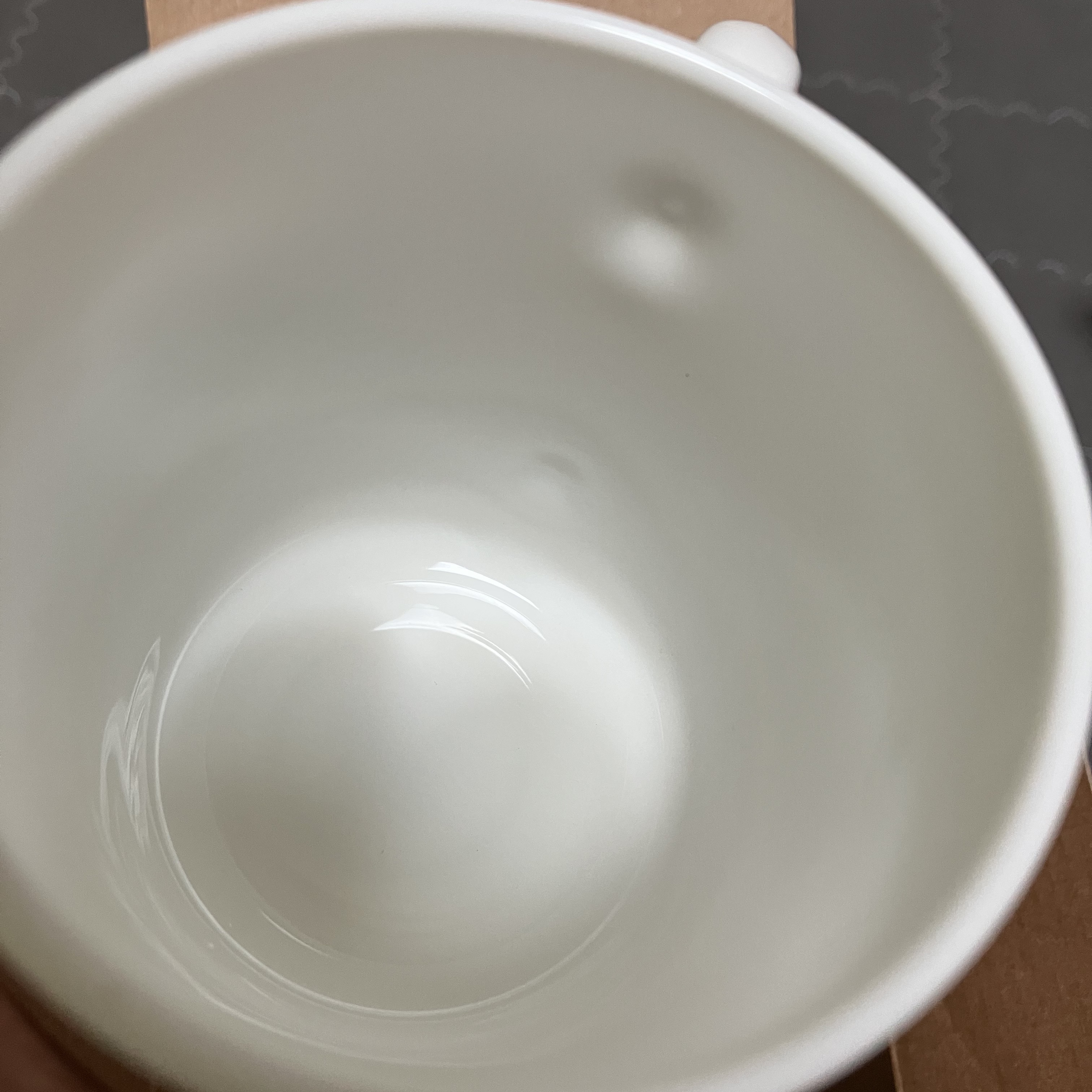 IAB Studio x Netflix Milk Glass White 착용 스타일 - 4