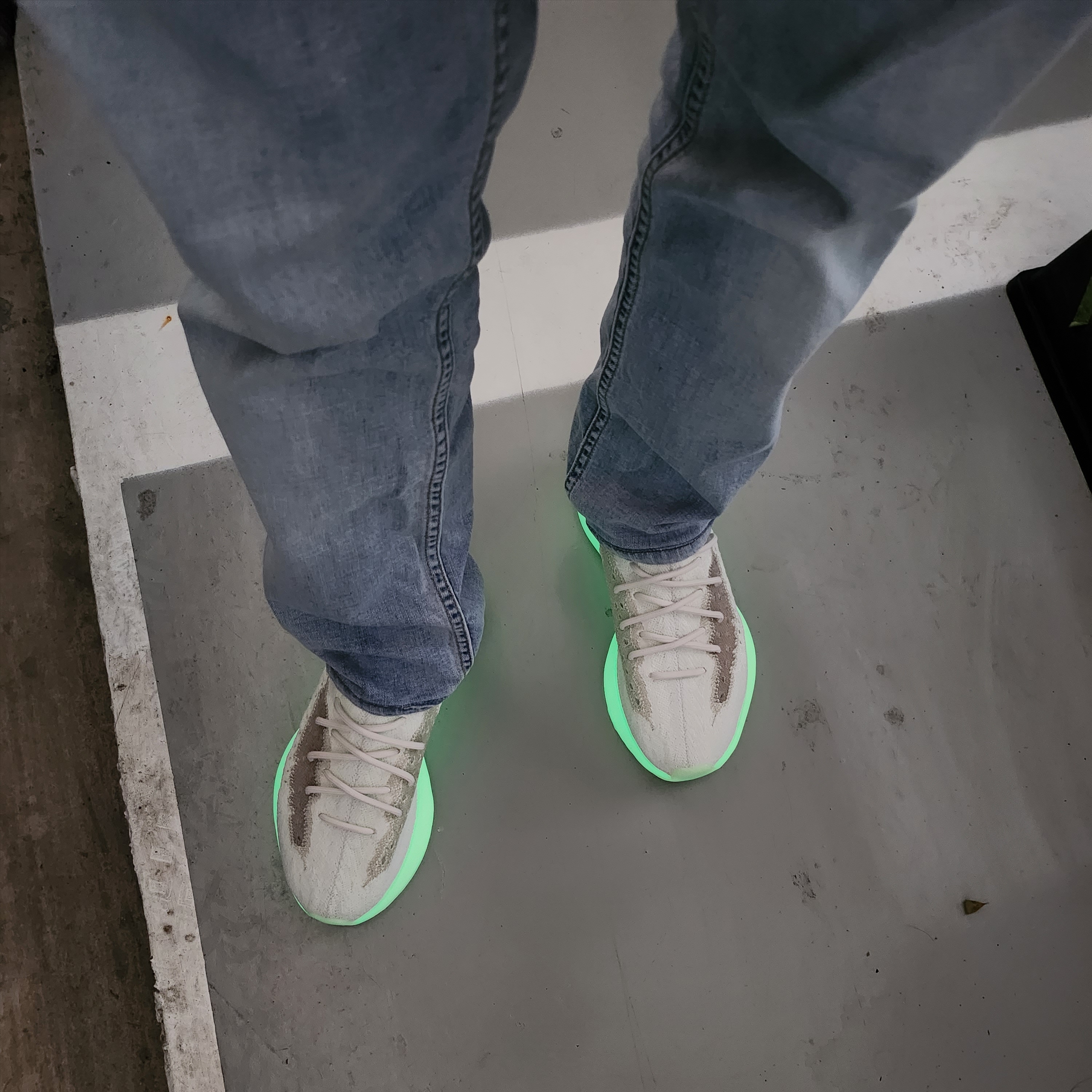 Adidas Yeezy Boost 380 Calcite Glow 착용 스타일
