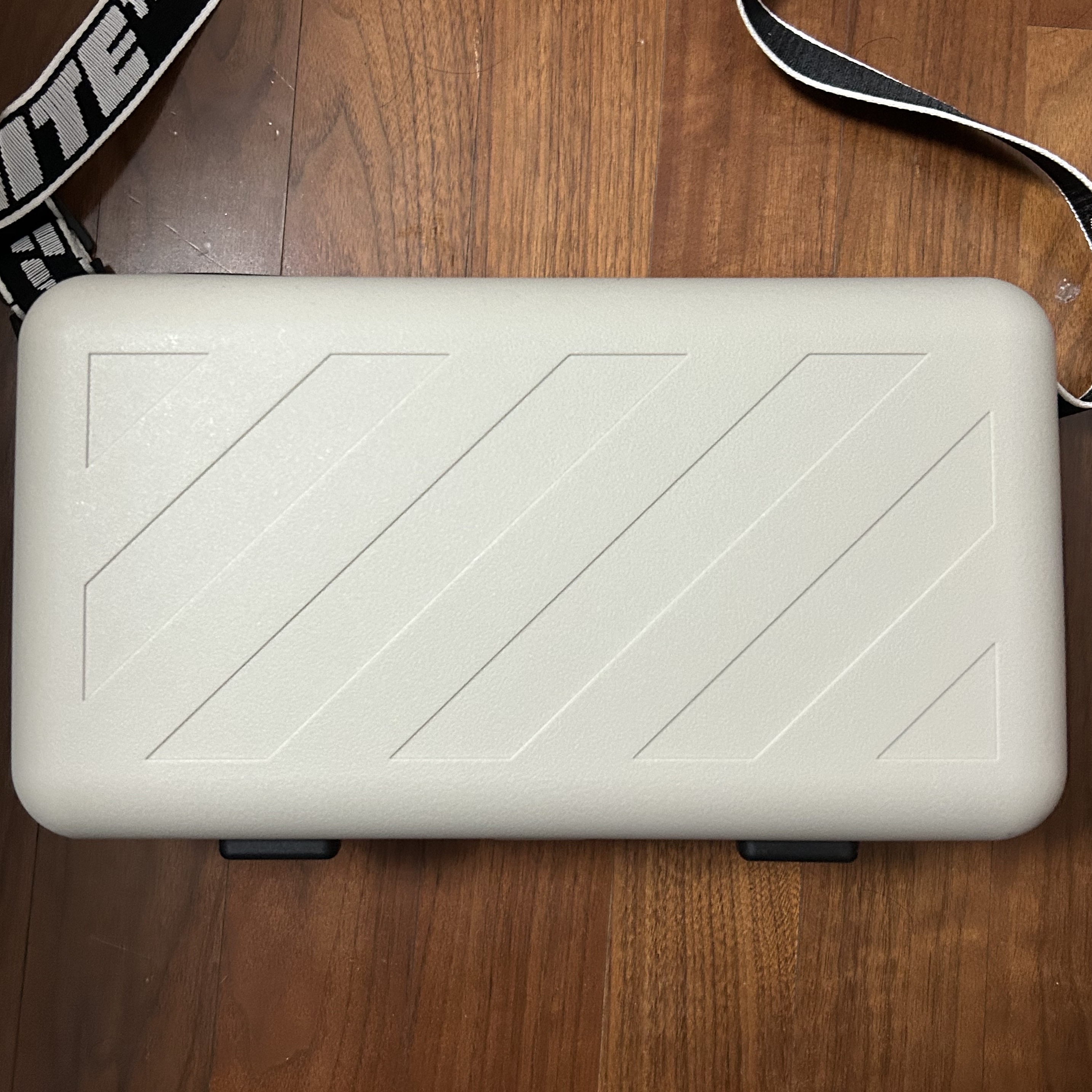 Off-White x Amore Pacific Protection Box (Without Cosmetics) 착용 스타일 - 2