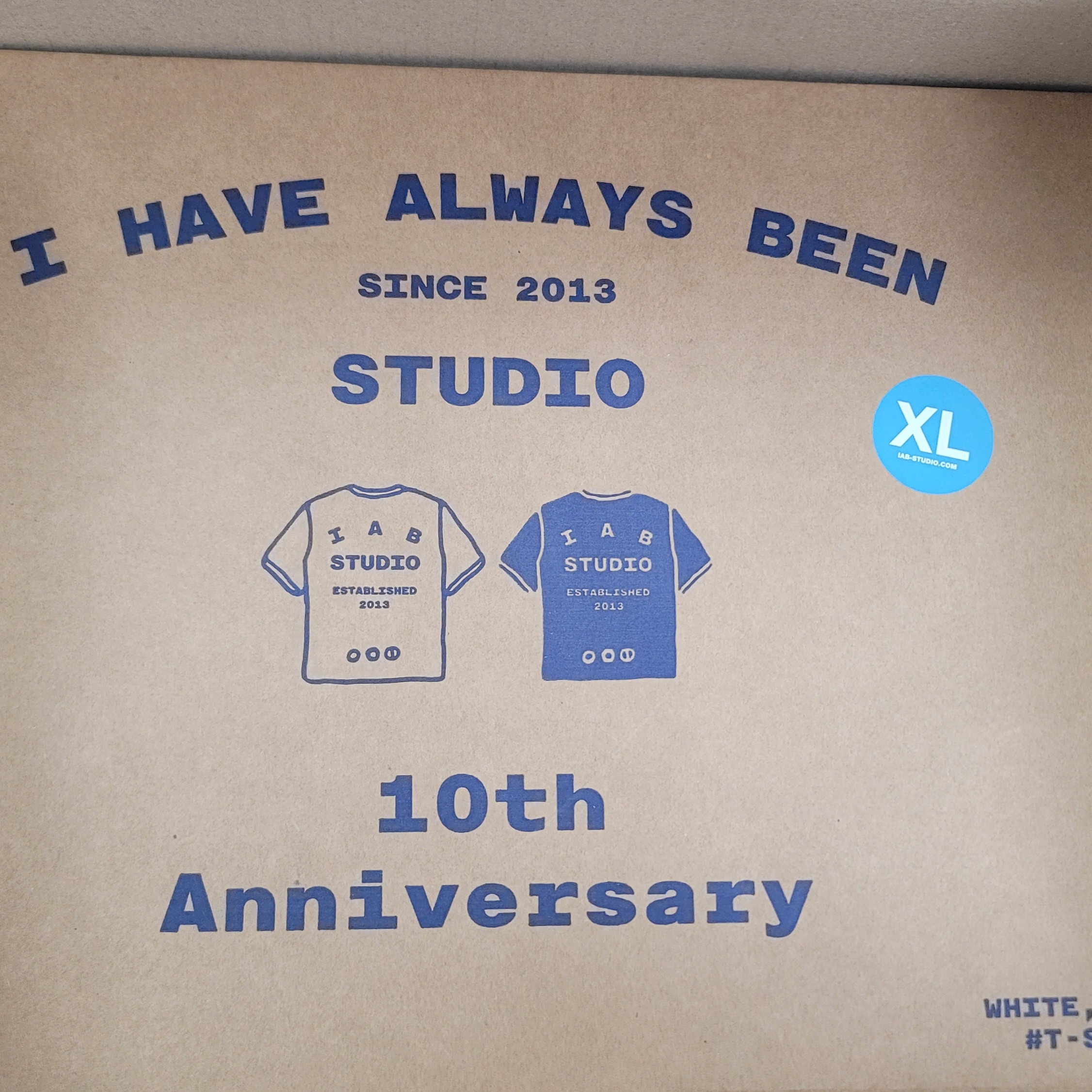 IAB Studio 10th Anniversary T-Shirts Pack White & Black (2 Pack) 착용 스타일 - 1