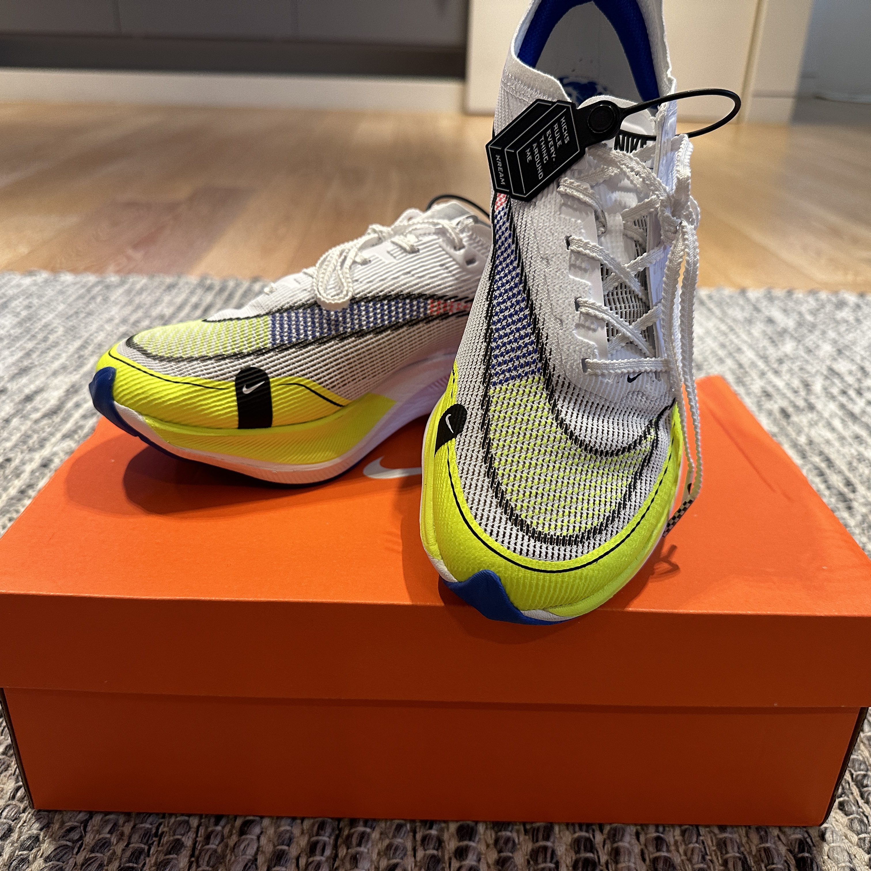 Nike ZoomX Vaporfly Next% 2 White Volt 착용 스타일