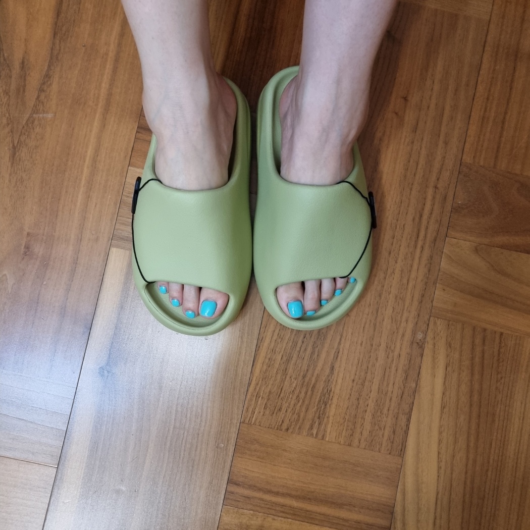 Adidas Yeezy Slide Resin 2022 착용 스타일