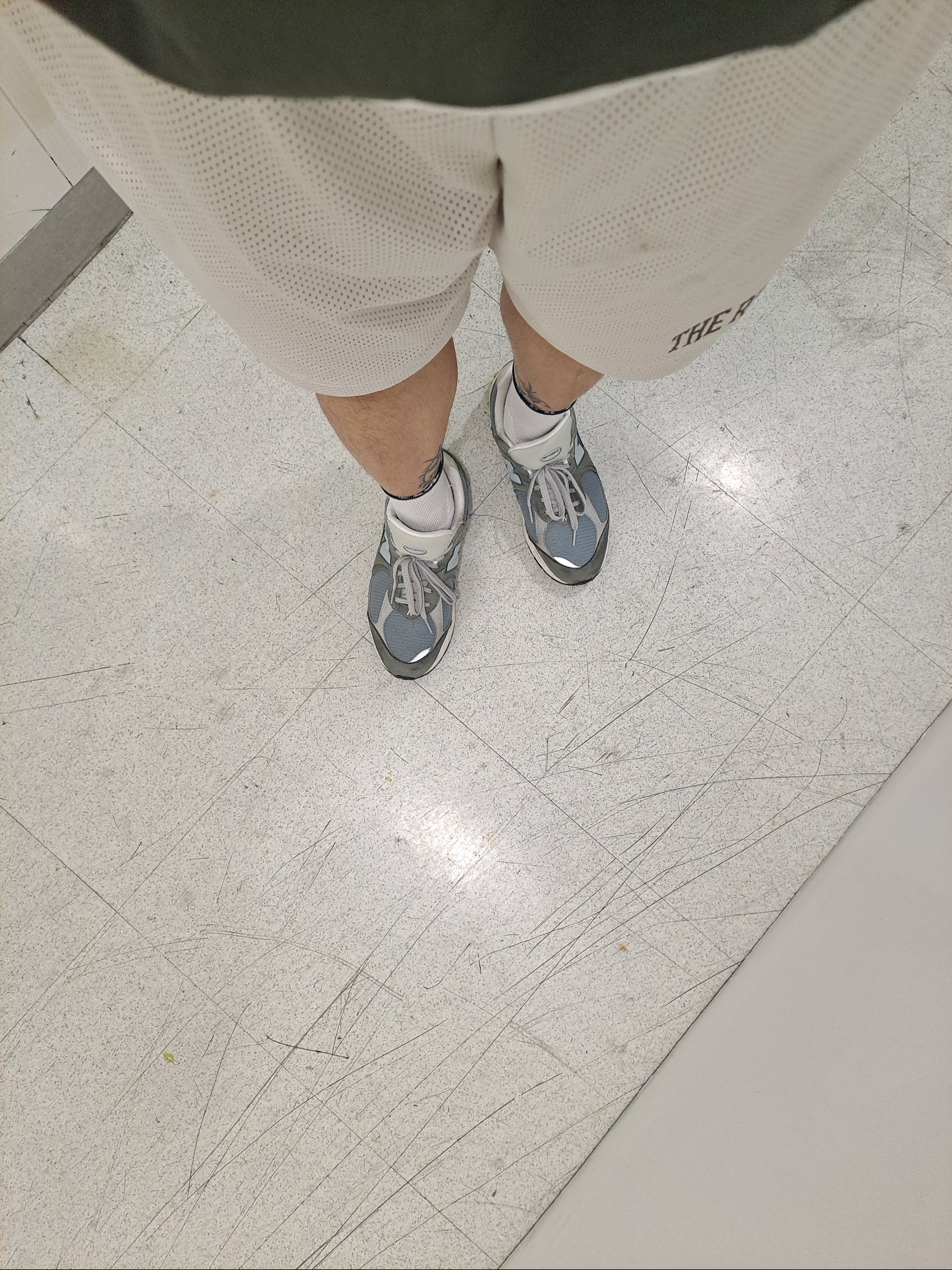 New Balance 2002R Cool Grey 착용 스타일