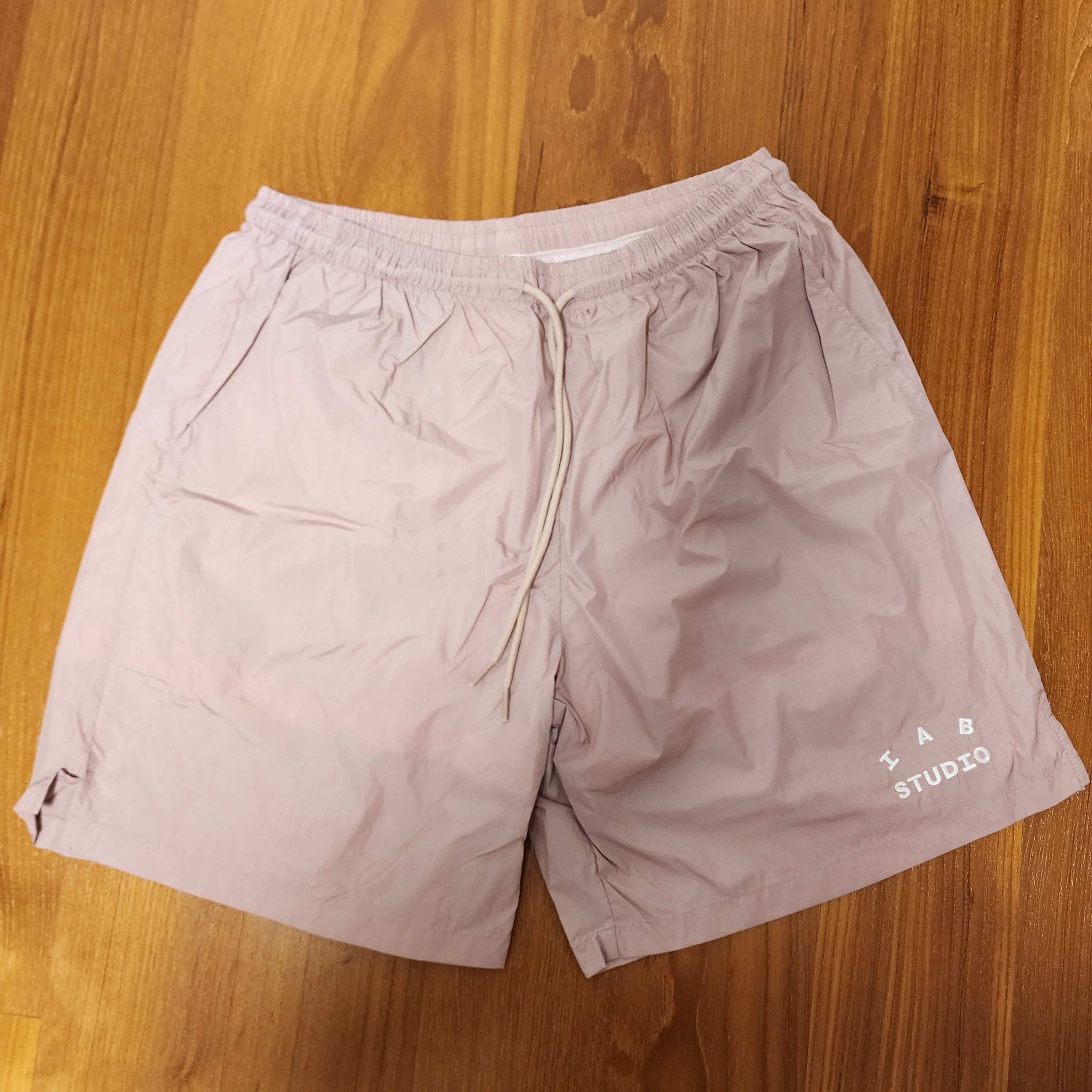 IAB Studio Woven Shorts Pink - The Hyundai Seoul Exclusive 착용 스타일 - 1