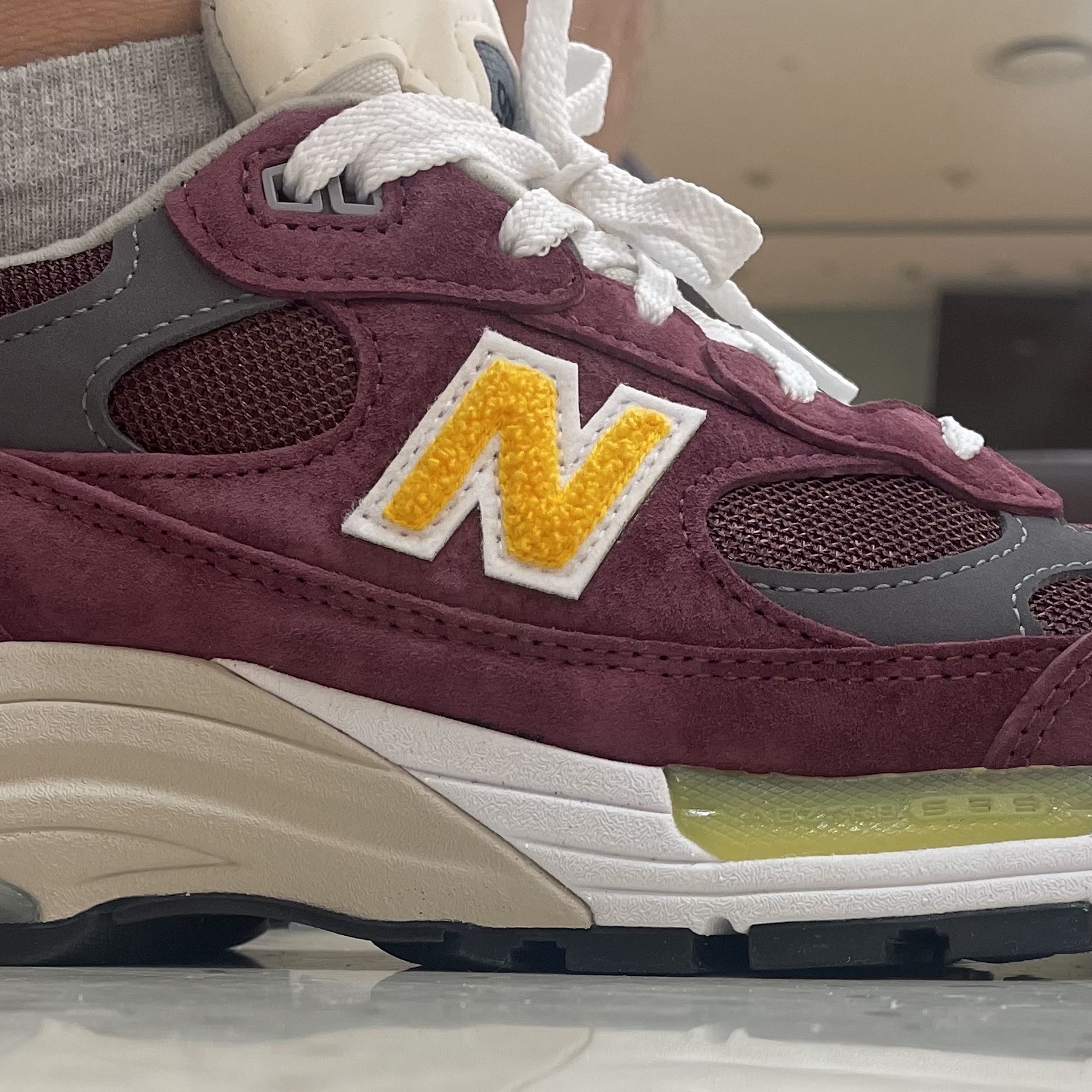 New Balance 992 Made in USA Burgundy Gold 착용 스타일 - 1