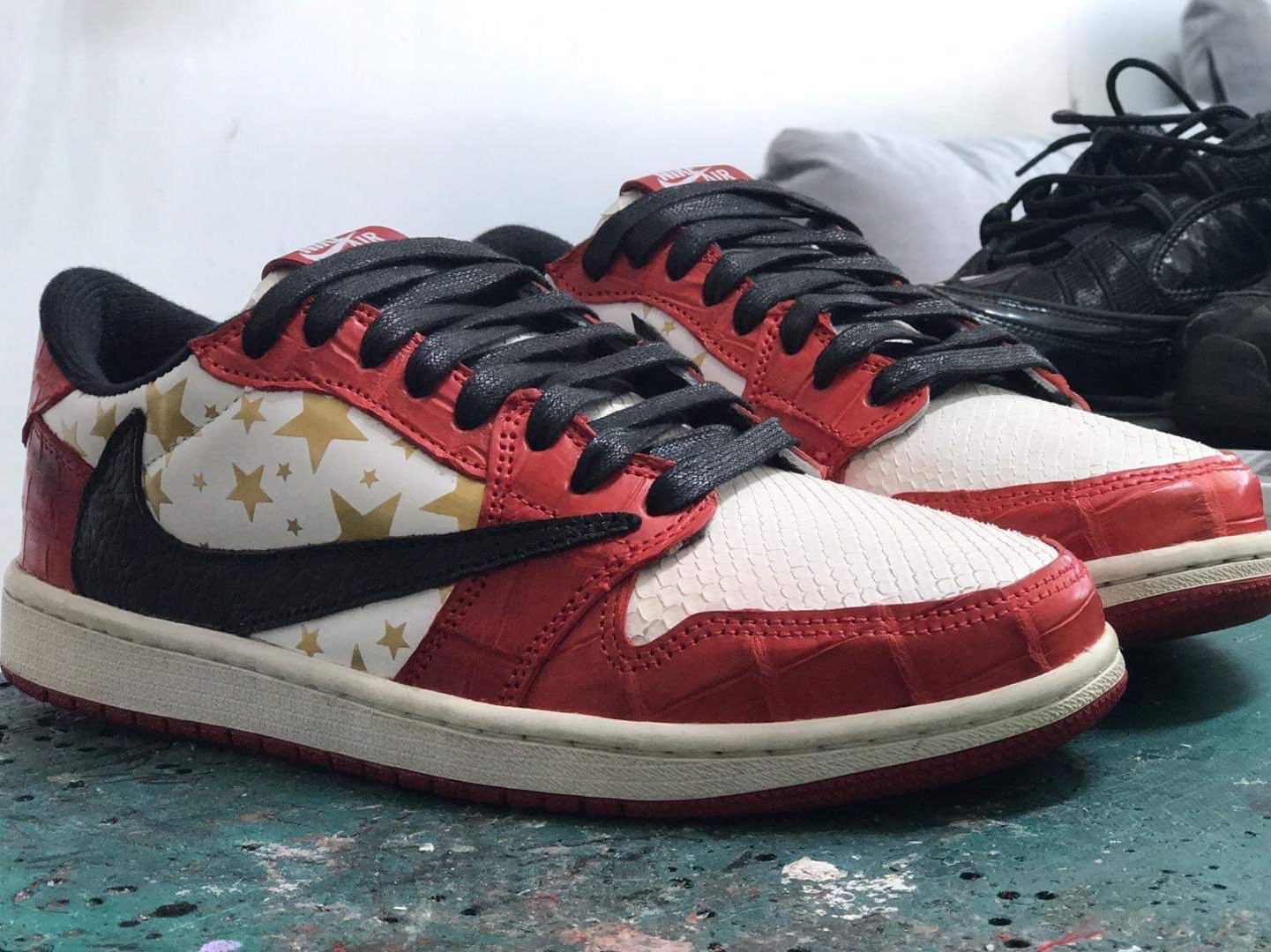 Jordan 1 x Travis Scott x Fragment Retro Low OG SP Military Blue 착용 스타일 - 1
