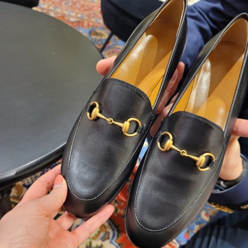 (W) Gucci Jordaan Leather Loafers Black 착용 스타일 - 2