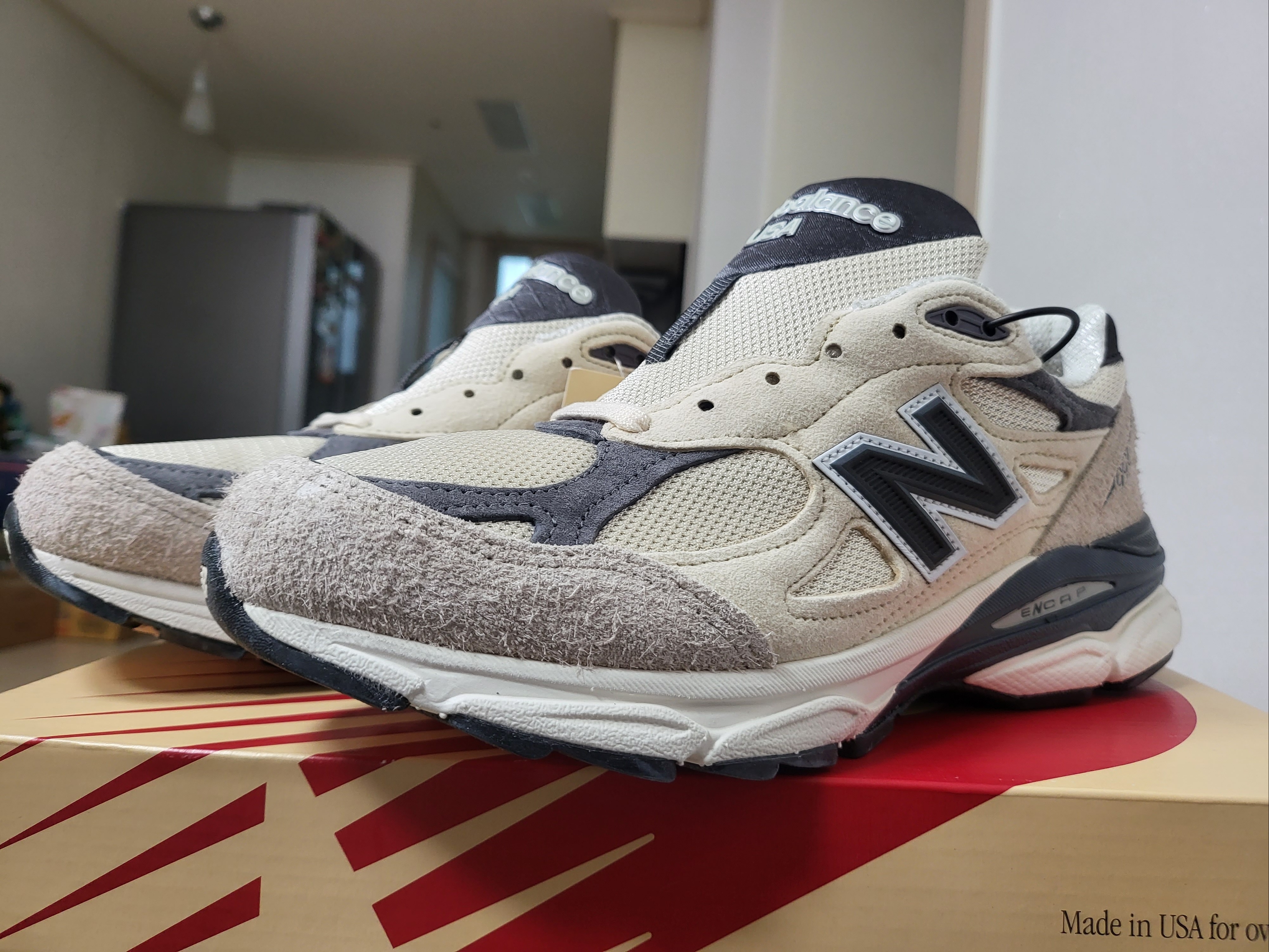 New Balance 990v3 Made in USA Moonbeam Macadamia Nut 착용 스타일