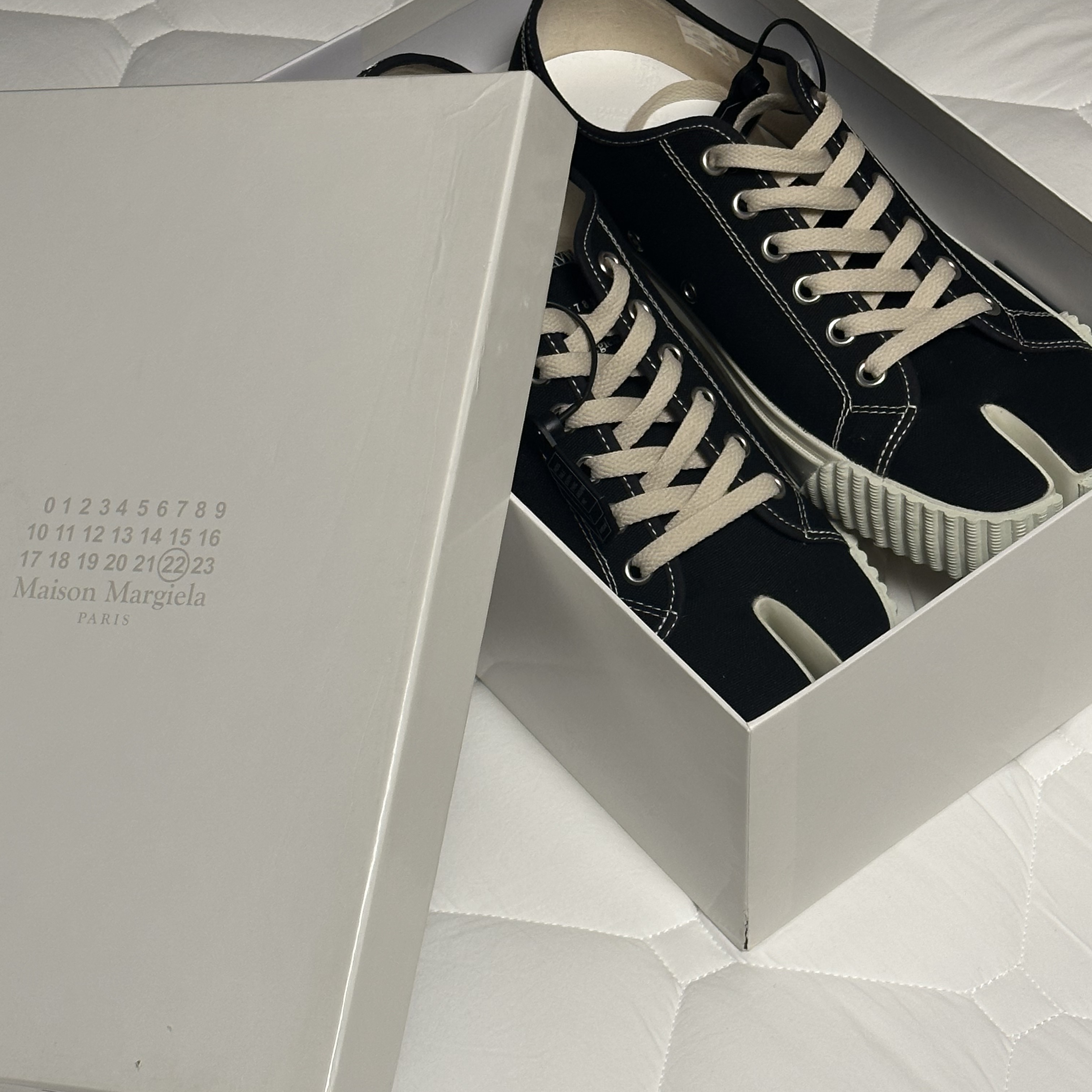 Maison Margiela Tabi Sneakers Black 착용 스타일