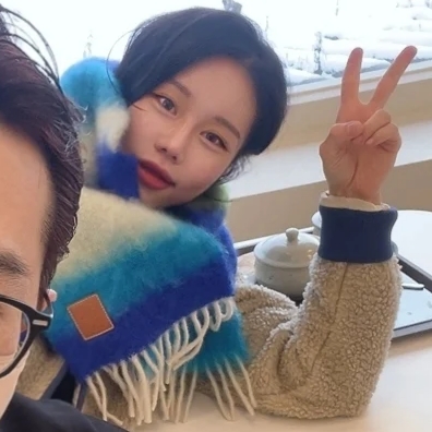 Loewe Stripe Muffler in Mohair Dark Blue Multicolor 착용 스타일