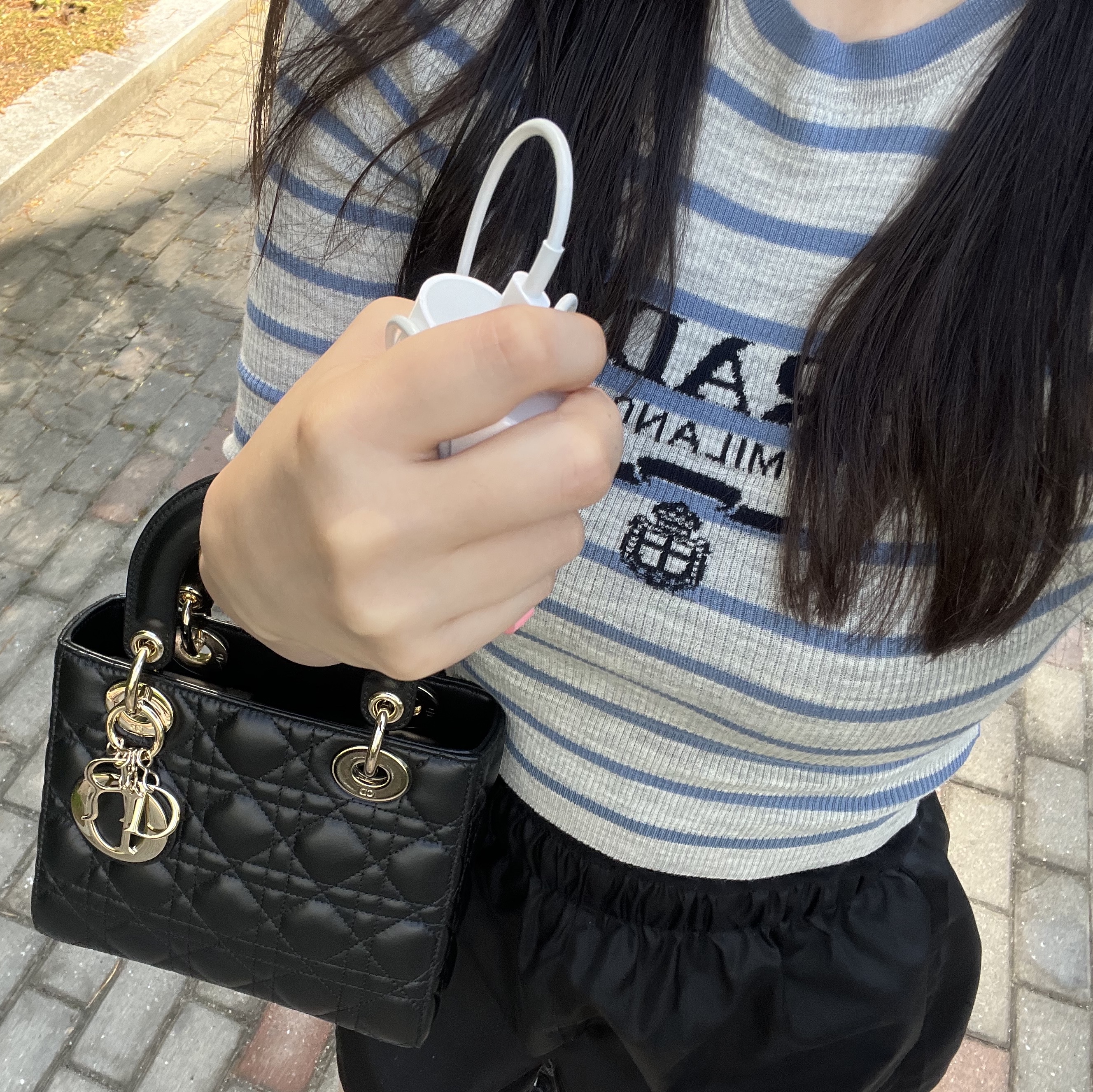Jordan 1 Low Grey Fog Black Bleached Coral, (W) Alexander Wang Safari Shorts in Cotton Tailoring Black 착용 스타일 - 2