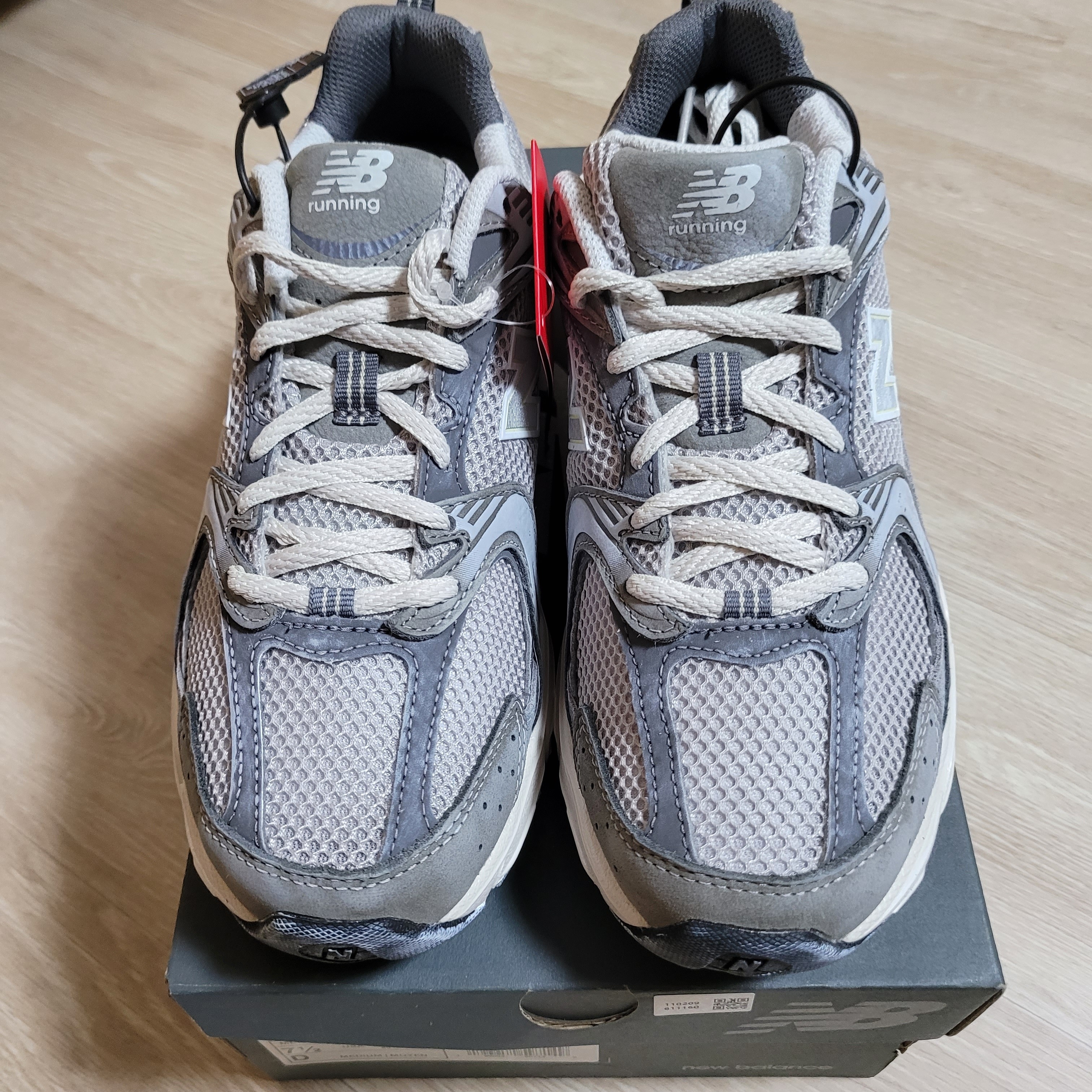 New Balance 530 Premium Vintage Grey Matter 착용 스타일 - 2