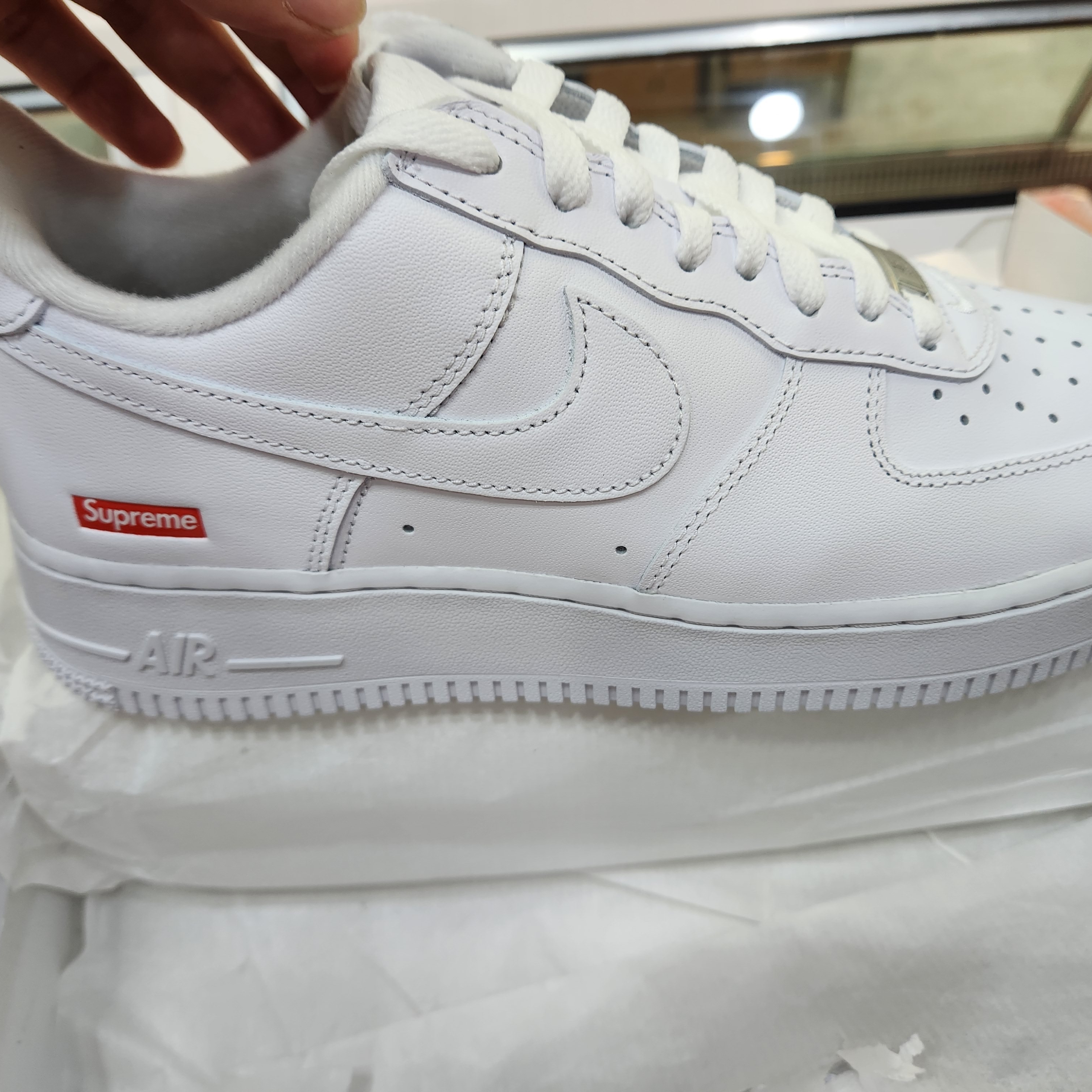 Nike x Supreme Air Force 1 Low White 착용 스타일 - 1