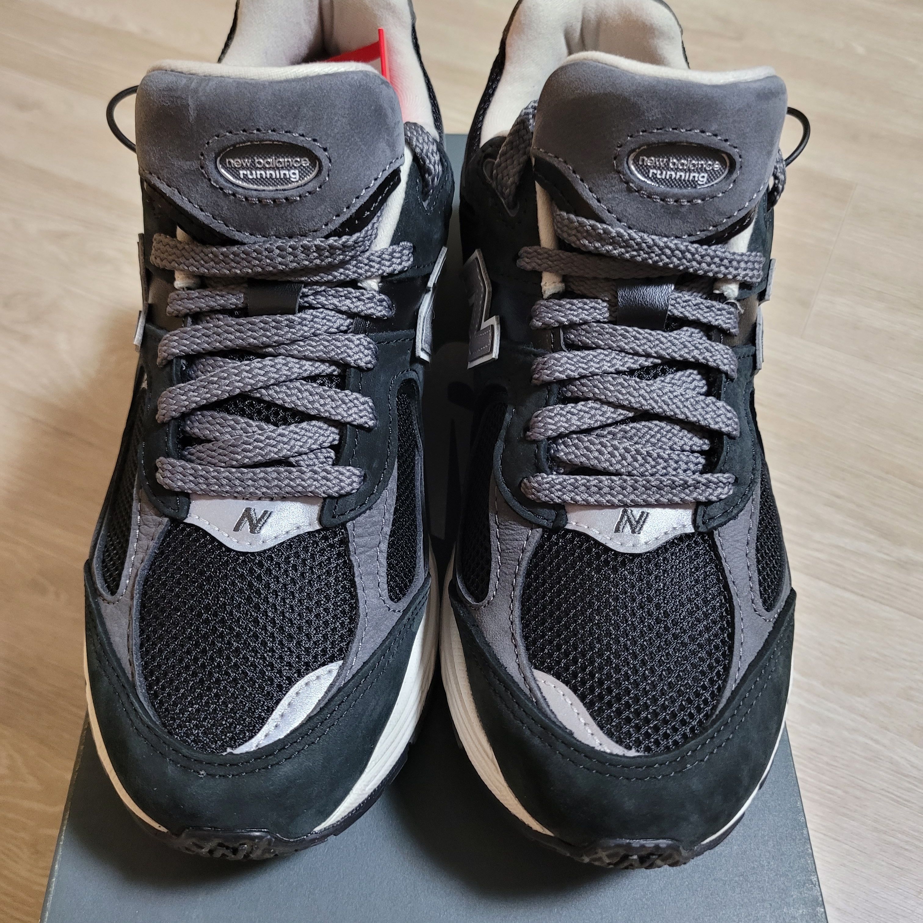 New Balance 2002R Premium Vintage Black 착용 스타일 - 2