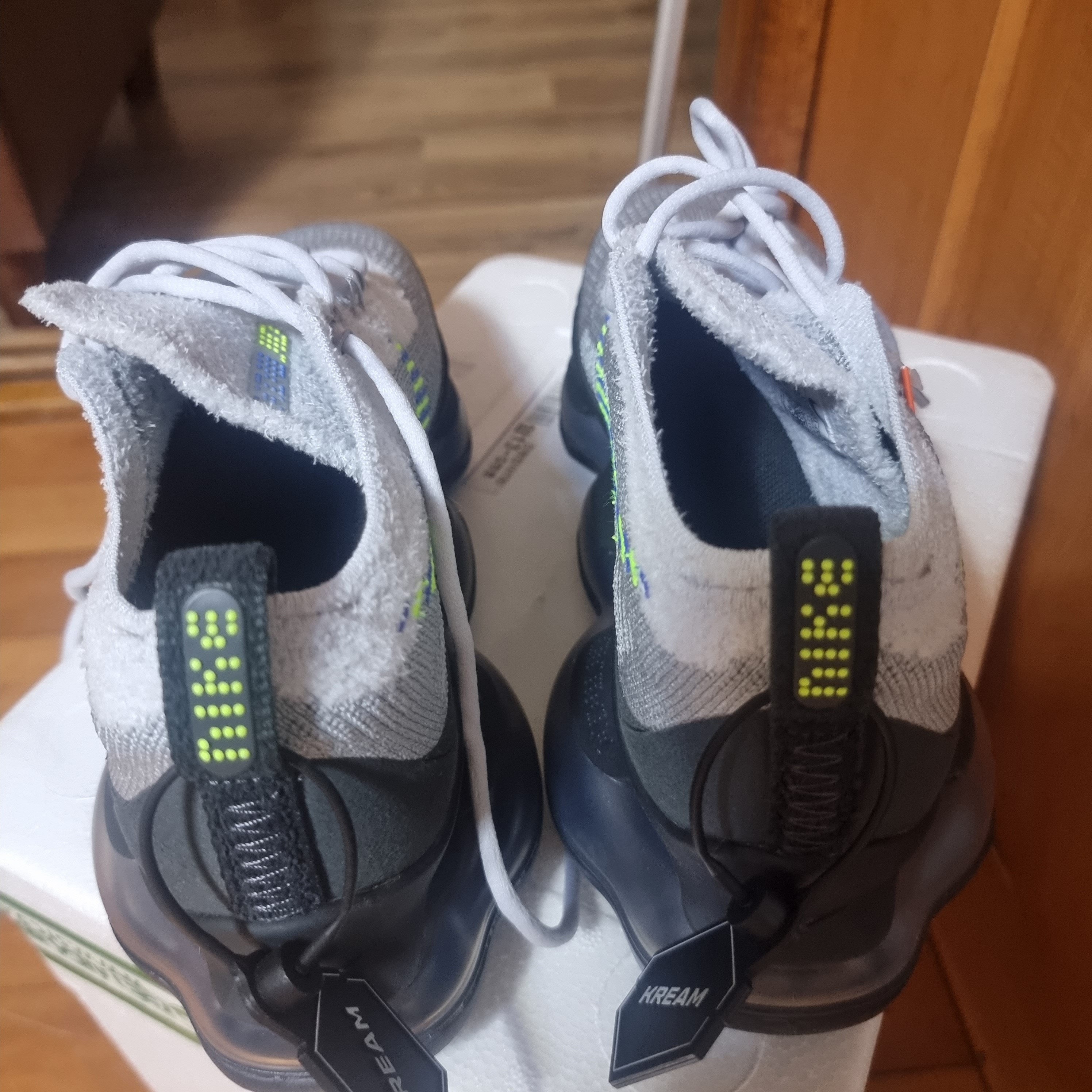 Nike Air Max Scorpion Flyknit Dark Smoke Grey 착용 스타일 - 1
