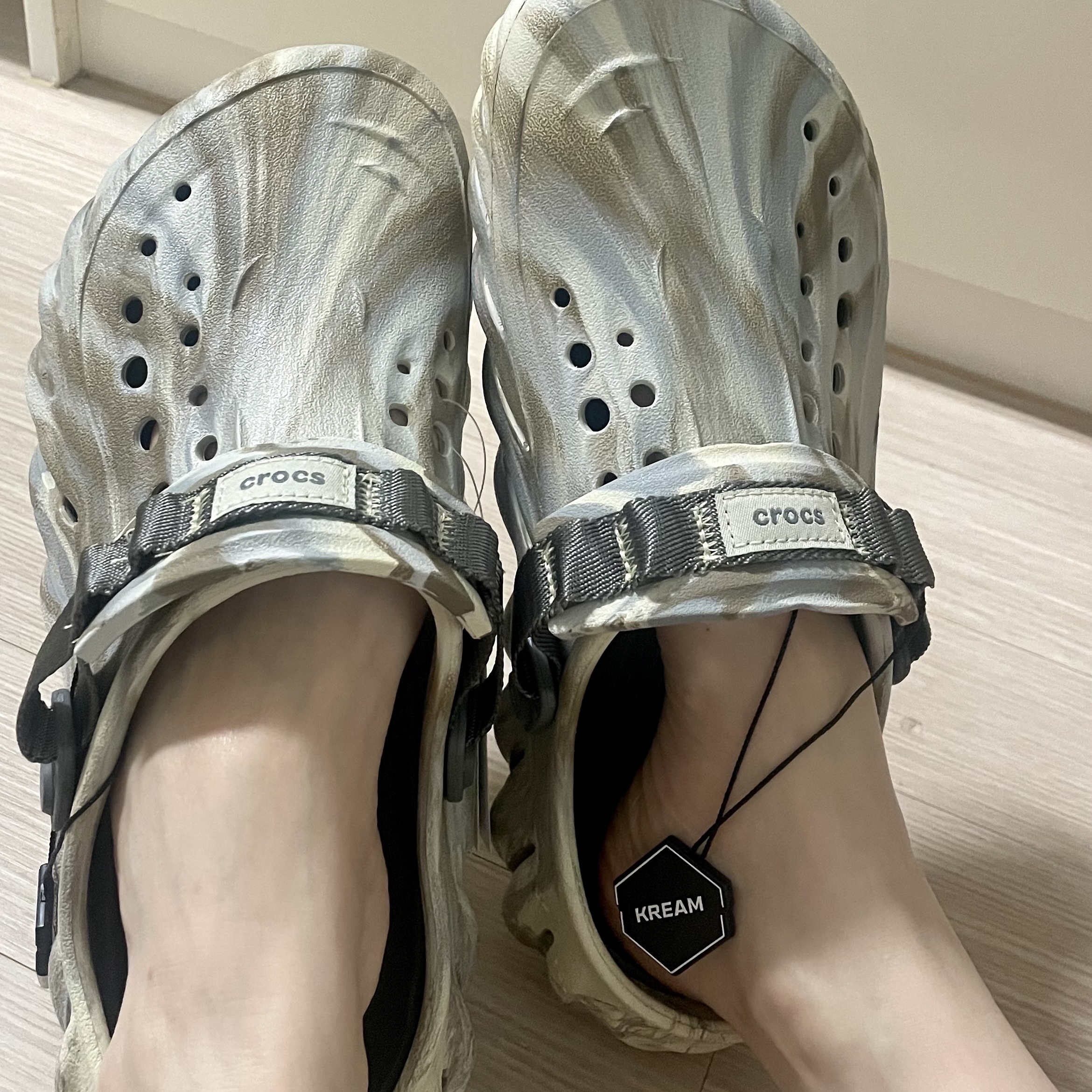 Crocs Echo Marbled Clog Bone Multi 착용 스타일