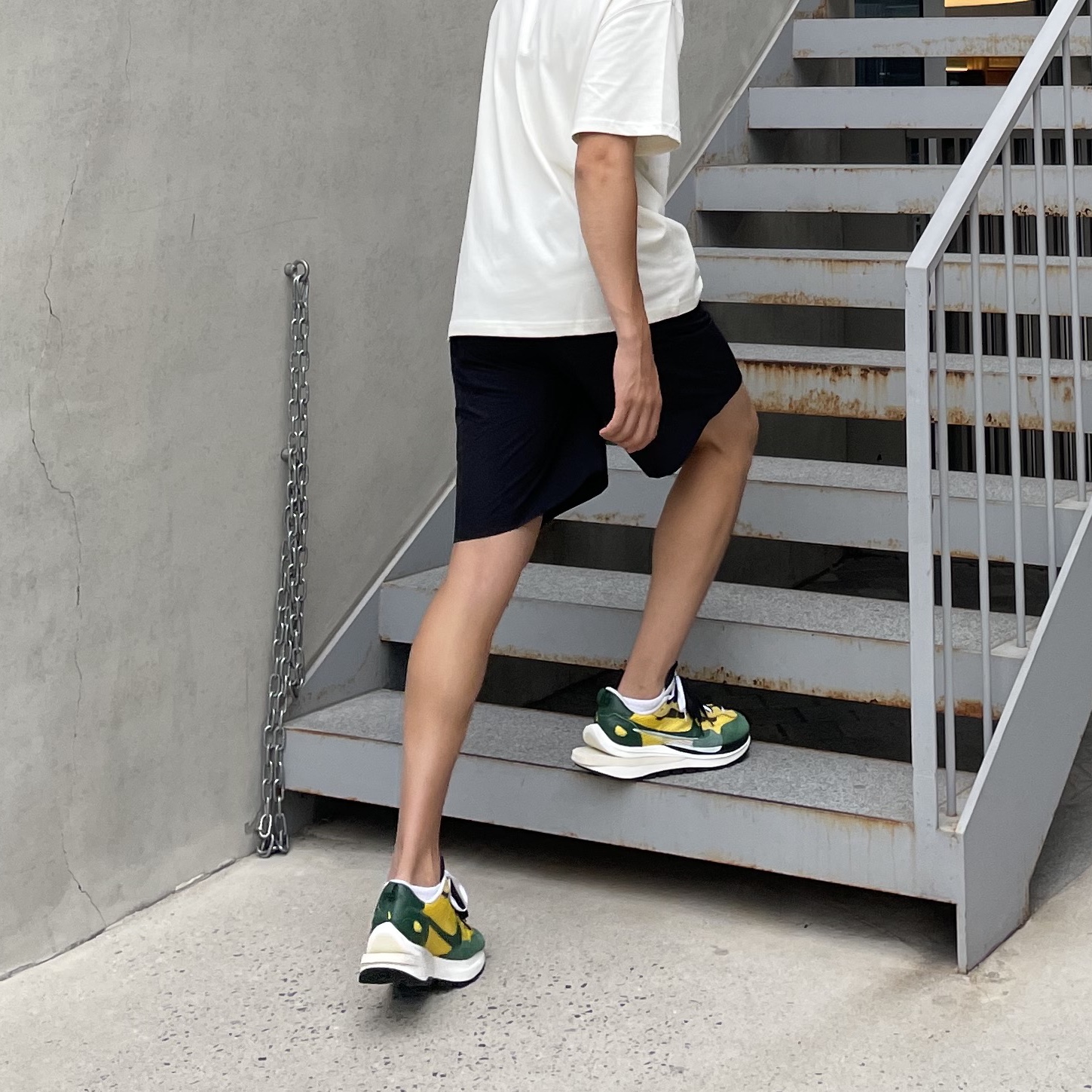 Nike x Sacai VaporWaffle Tour Yellow & Gorge Green Sail 착용 스타일 - 4
