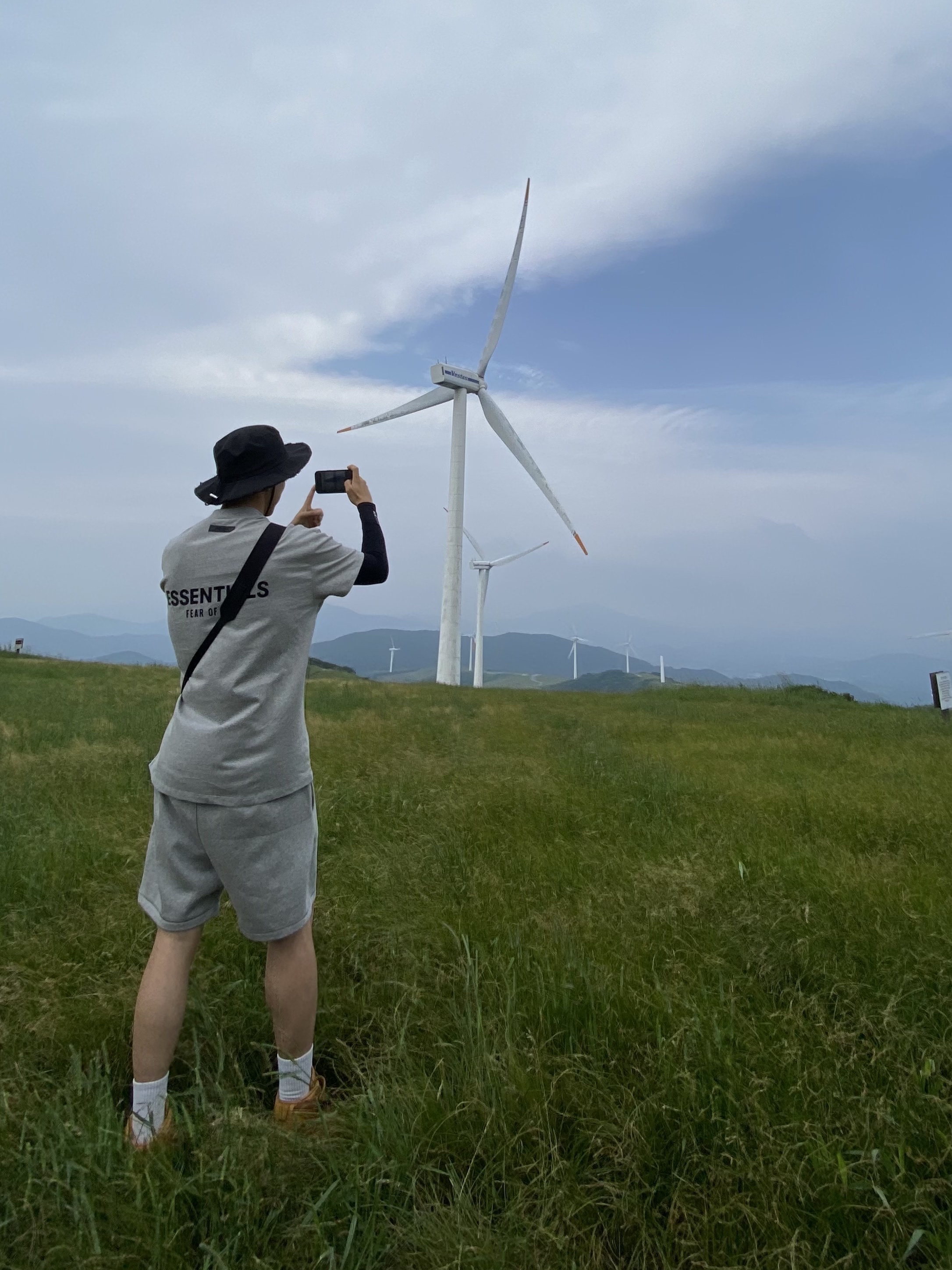 Essentials The Core Collection T-Shirt Dark Oatmeal, Essentials The Core Collection Sweatshorts Dark Oatmeal 착용 스타일 - 2