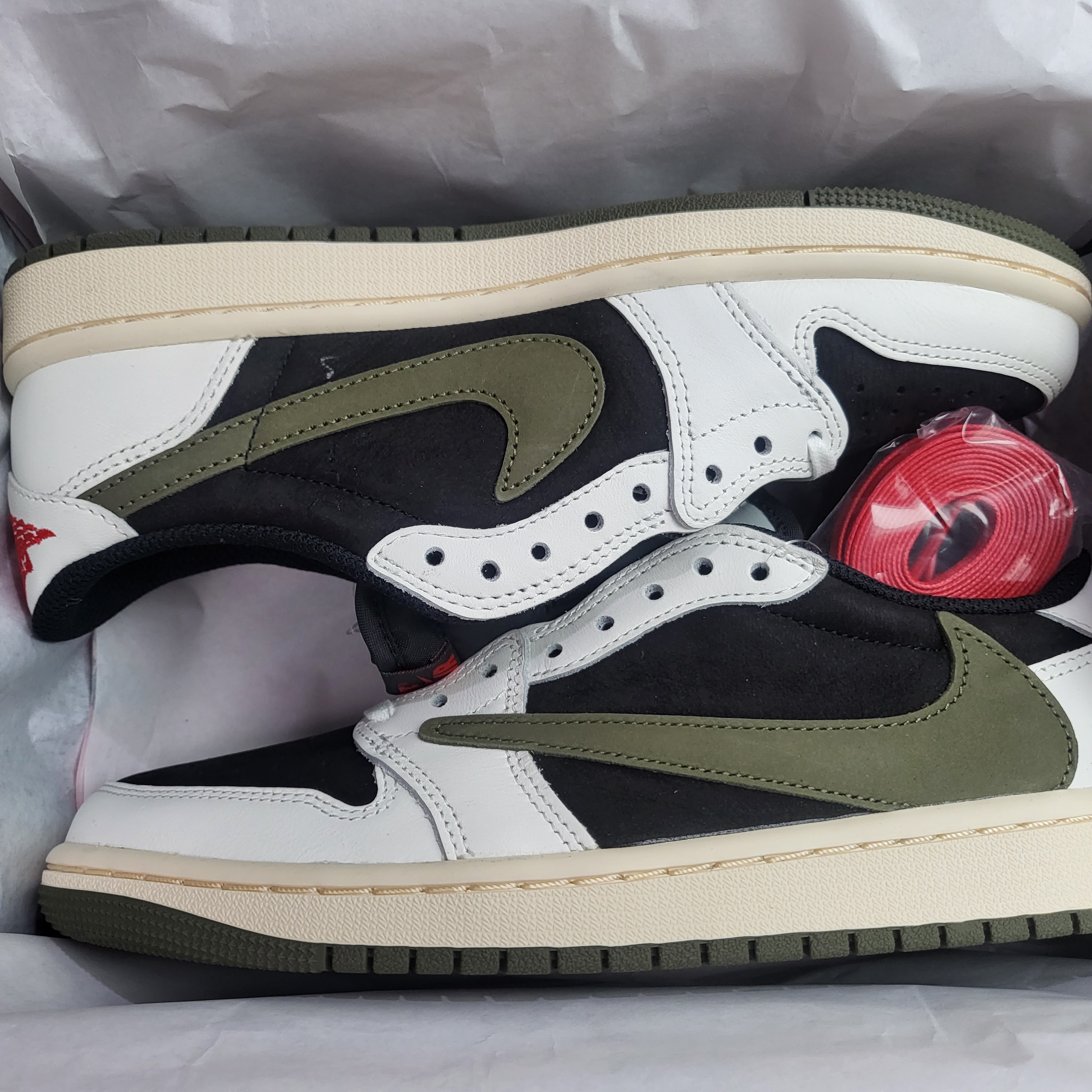 (W) Jordan 1 x Travis Scott Retro Low OG SP Medium Olive 착용 스타일 - 3