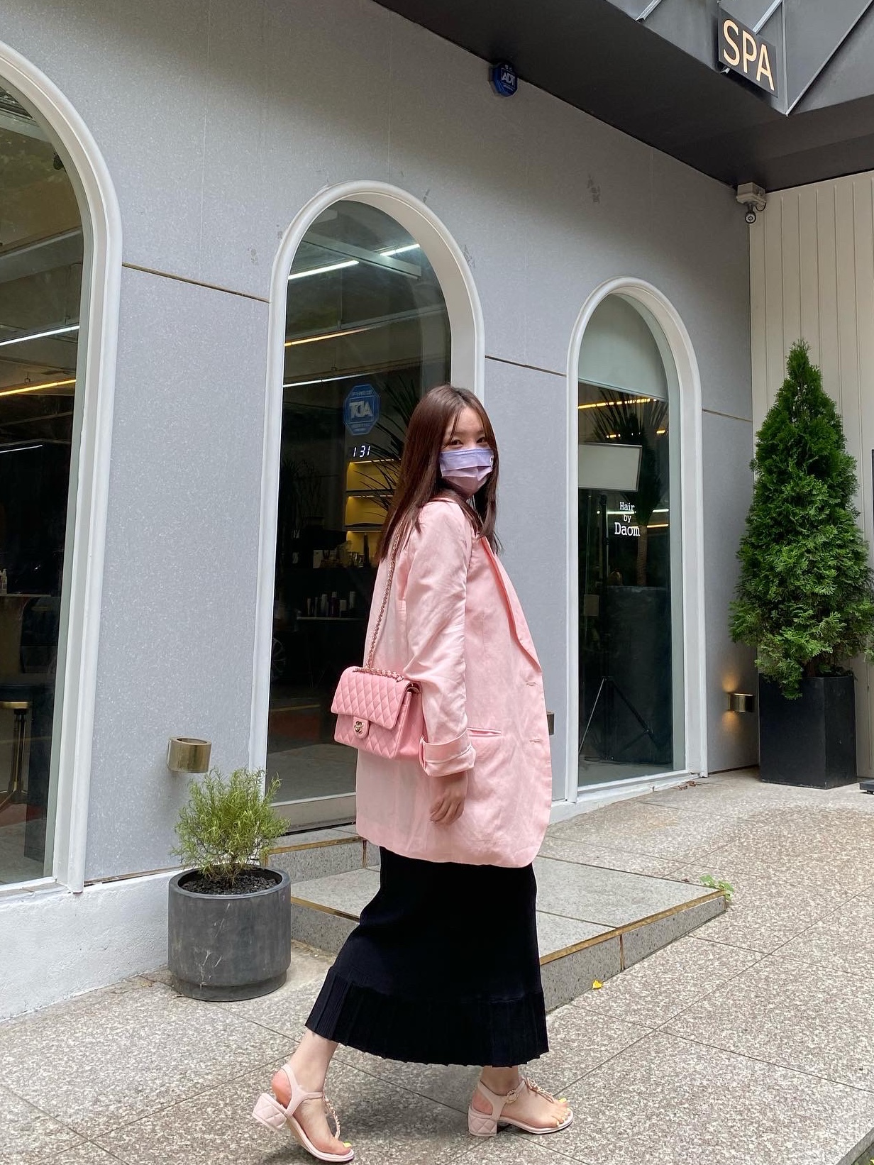 Chanel Medium Classic Handbag Grained Shiny Calfskin & Gold Light Pink, (W) Chanel Sandals Cotton Tweed Jewel & Gold Pink 착용 스타일 - 1