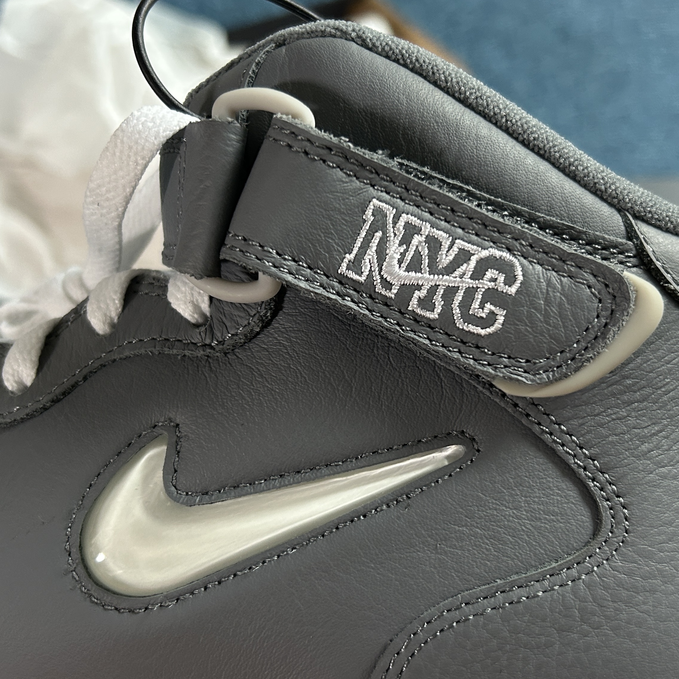 Nike Air Force 1 Mid QS NYC Cool Grey 착용 스타일 - 3