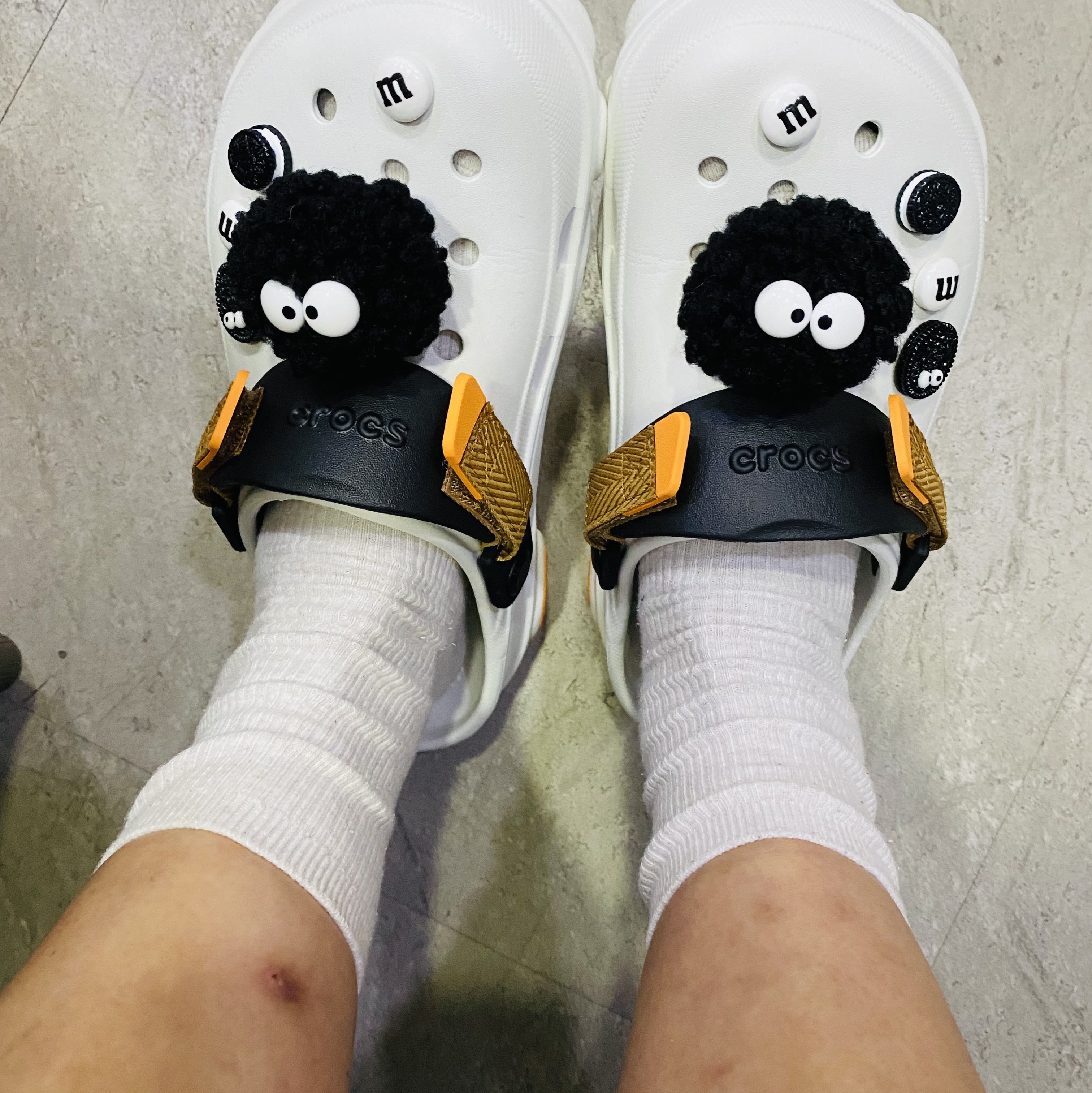 Crocs All Terrain Clog White Multi 착용 스타일