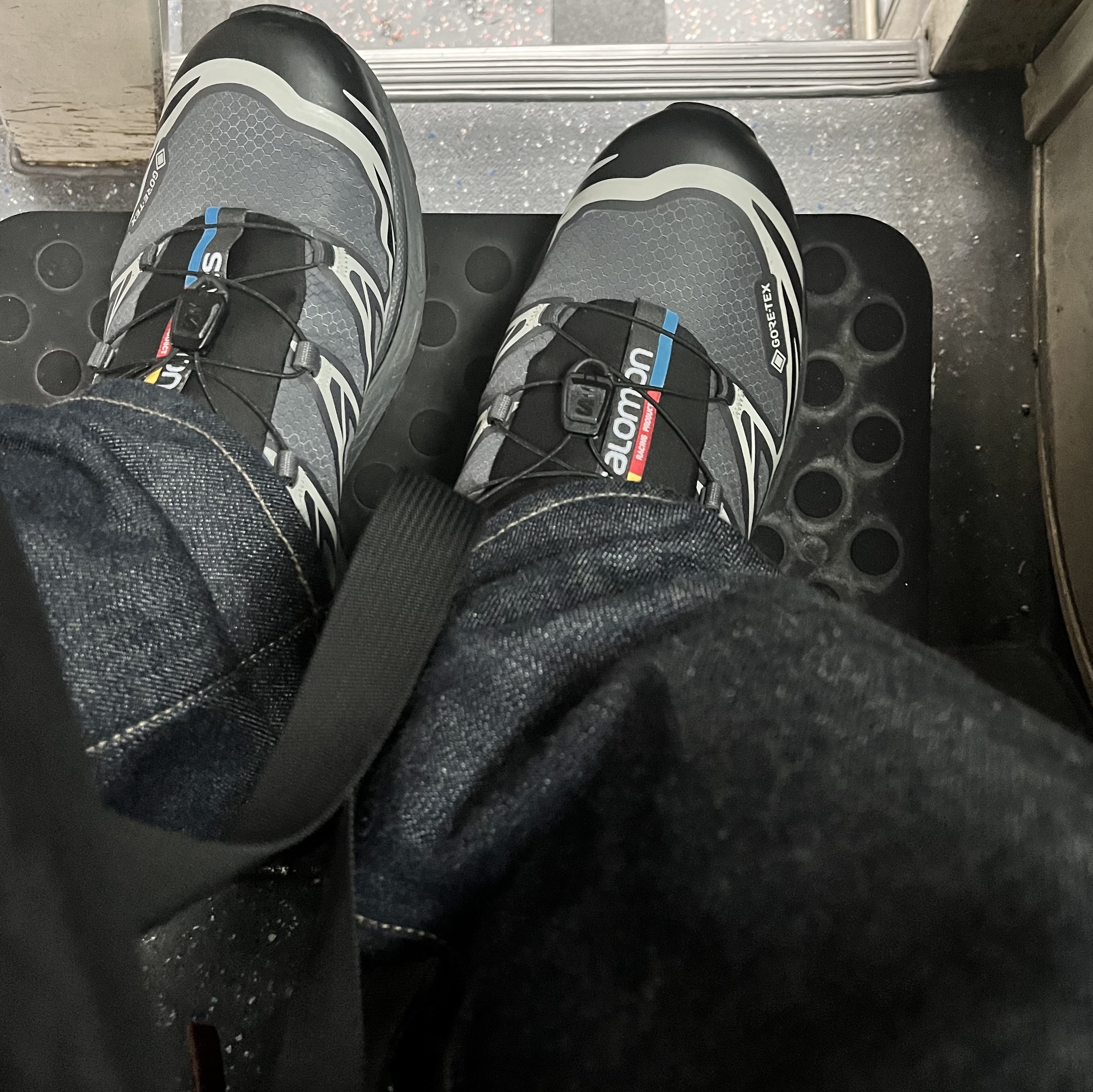 Salomon XT-6 Gore-Tex Black Ebony 착용 스타일
