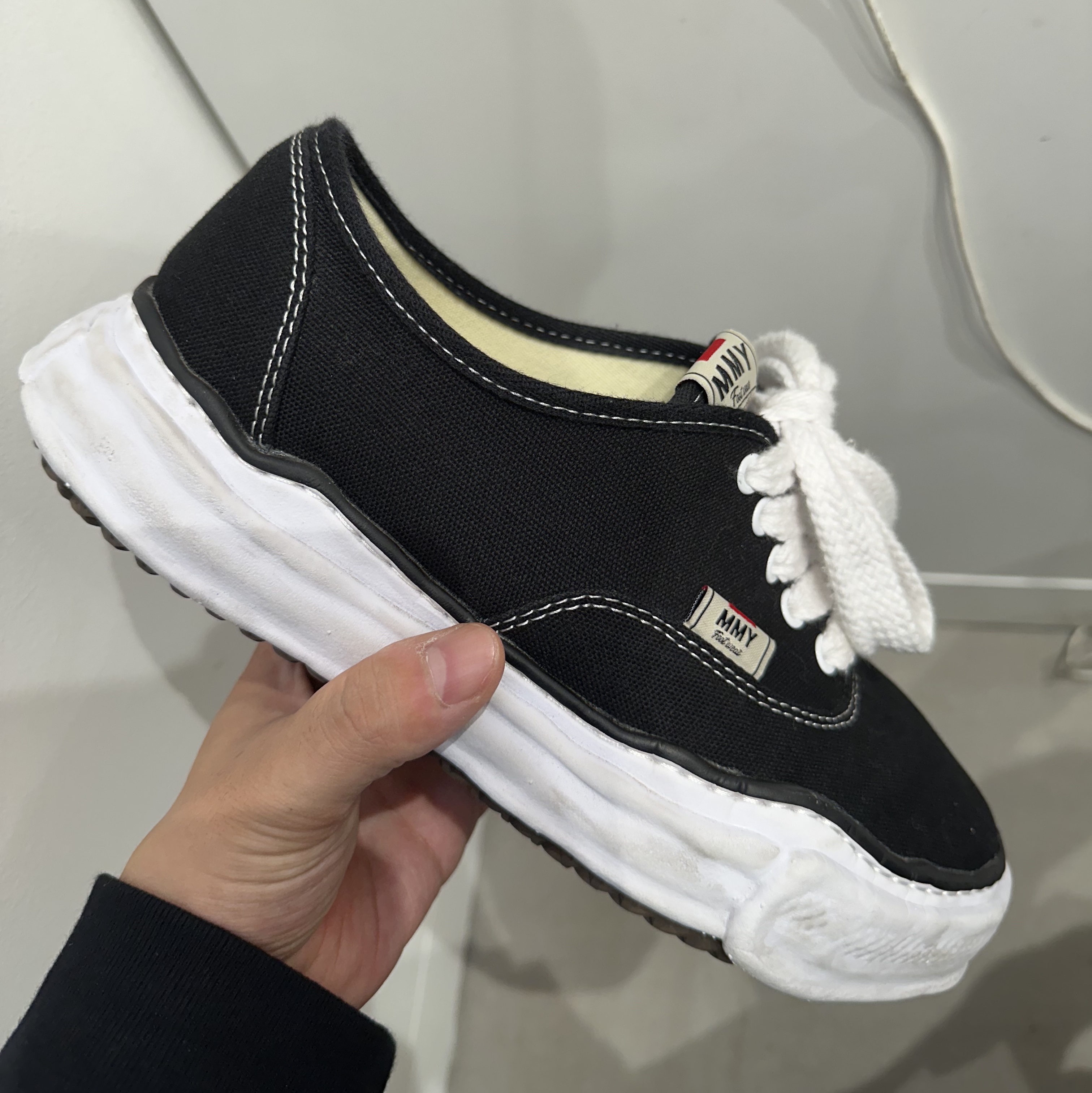 Maison Mihara Yasuhiro Baker OG Sole Canvas Low Cut Sneakers Black 착용 스타일