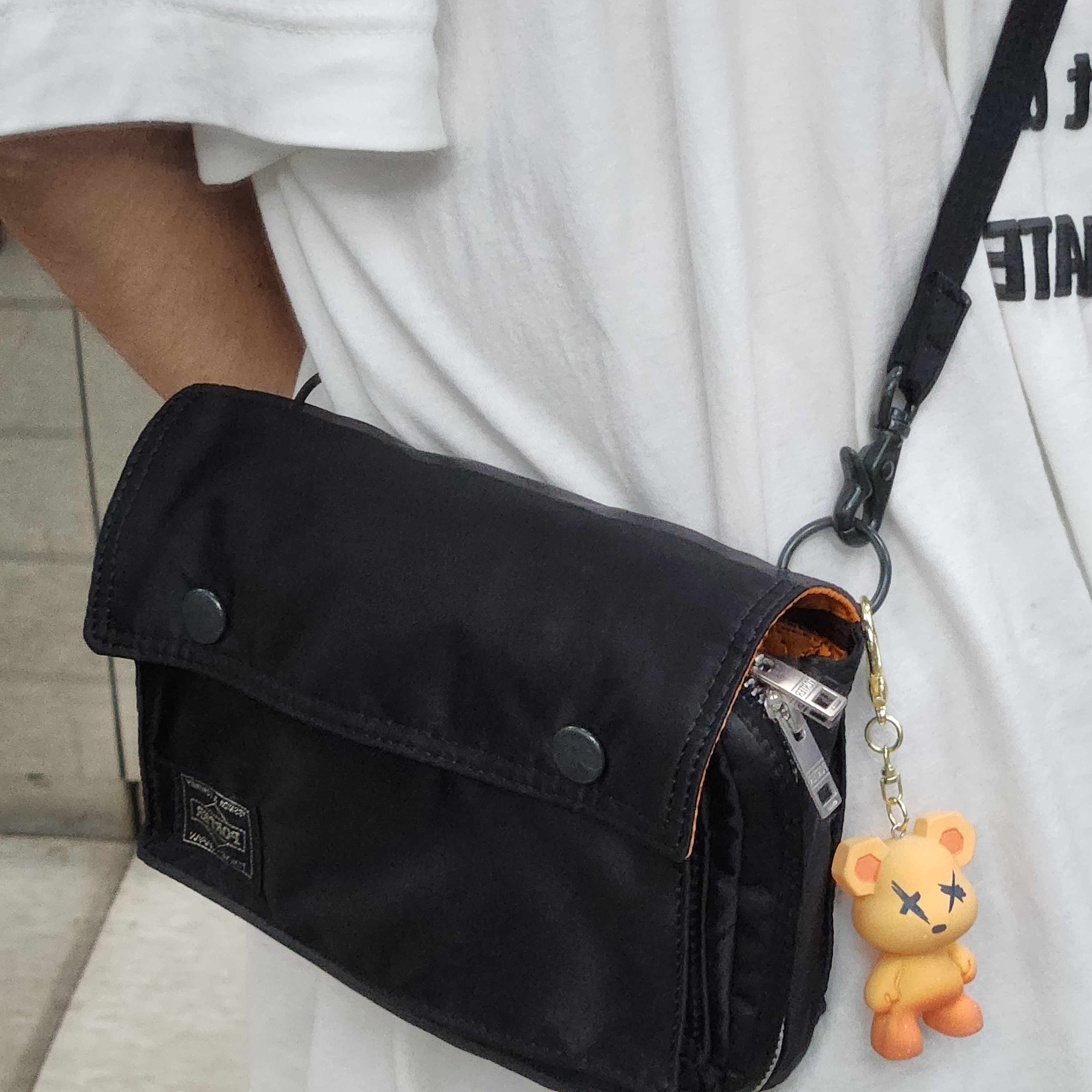 Porter Tanker Shoulder Bag Black 착용 스타일
