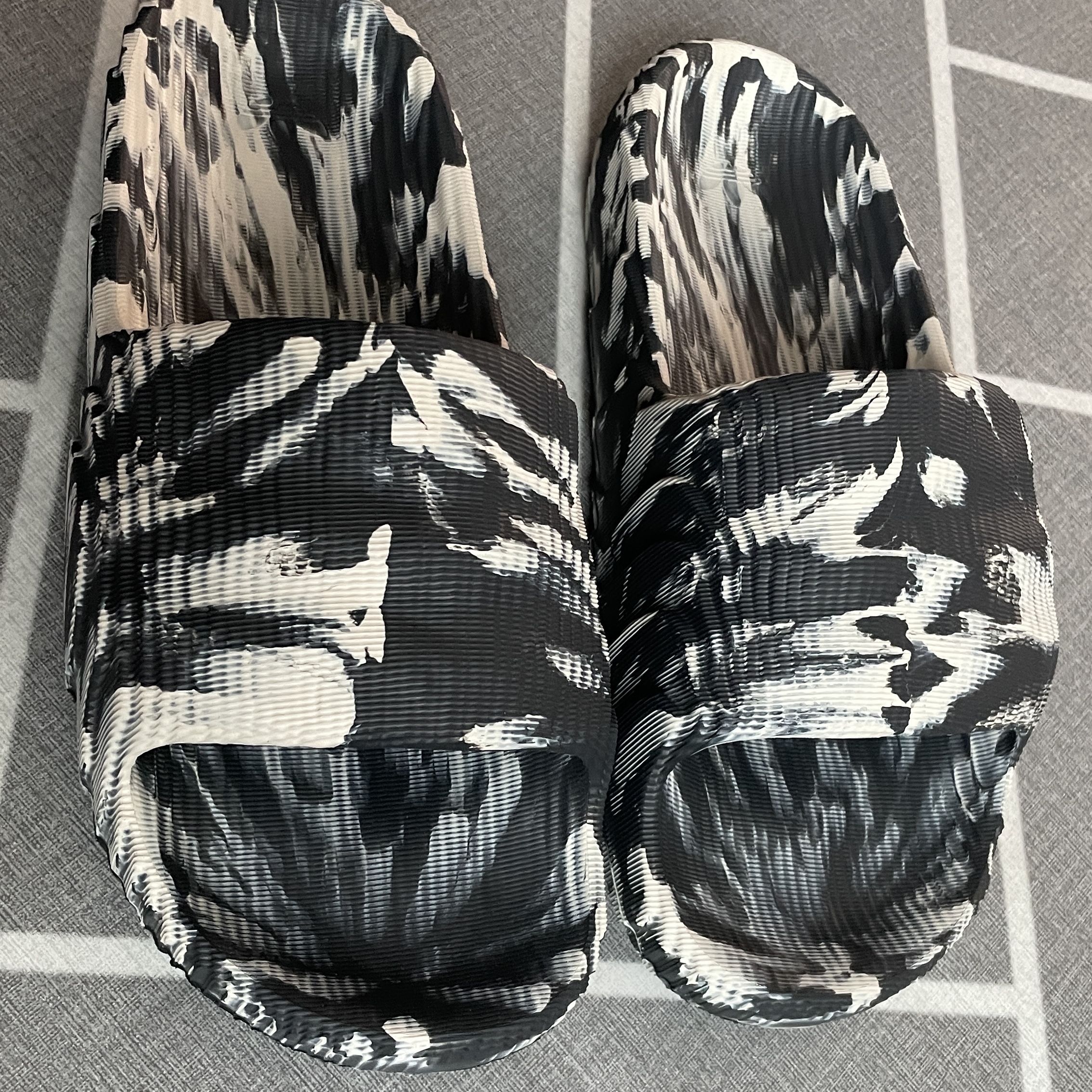 Adidas Adilette 22 Carbon Aluminium 착용 스타일 - 2