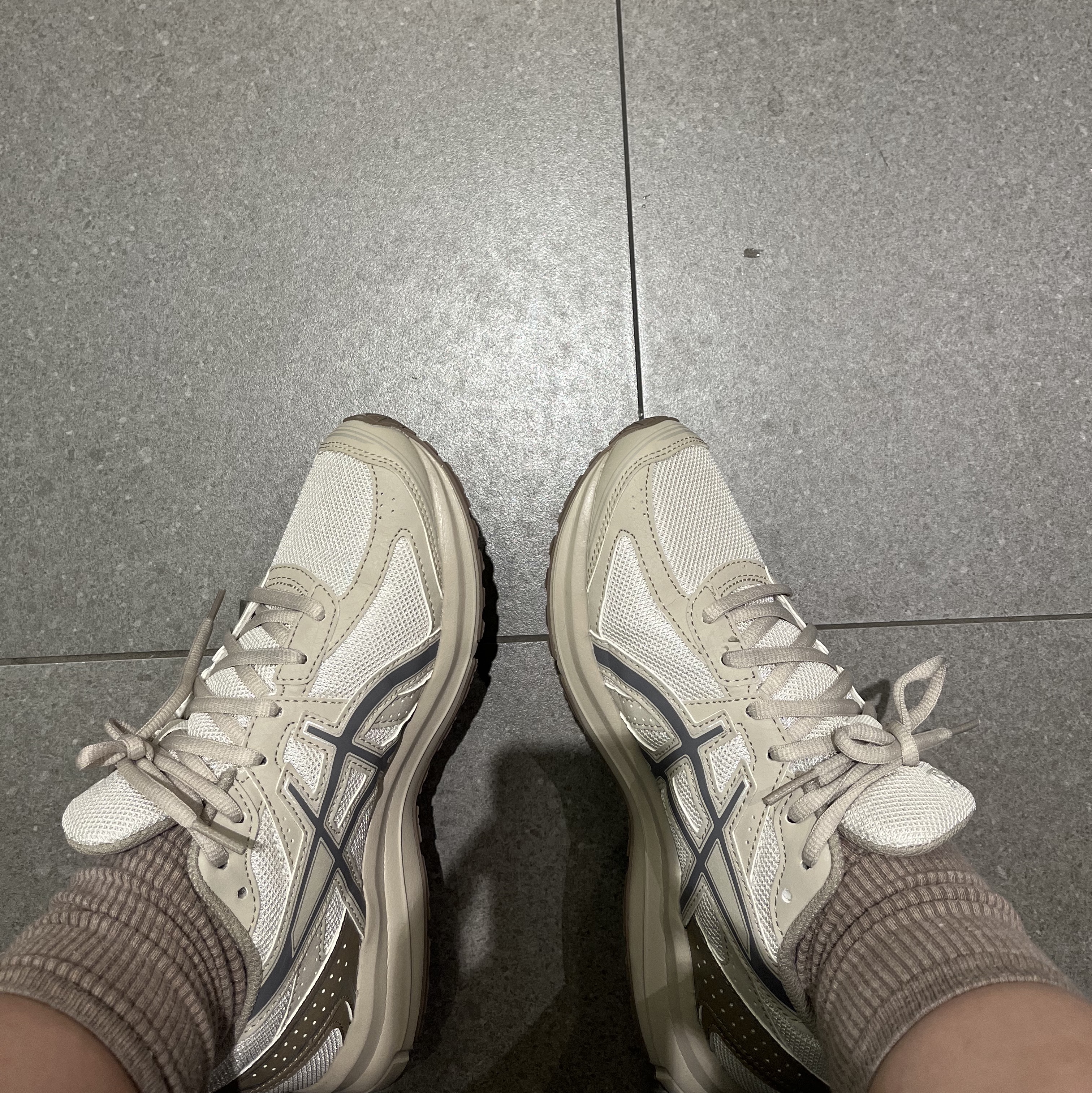 Asics Jog 100 S SMU Light Grey - 2E Wide 착용 스타일