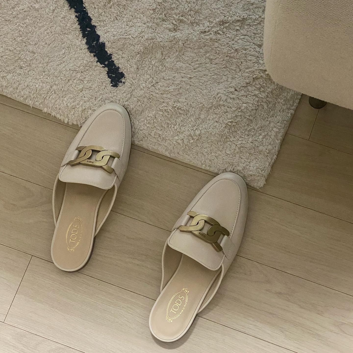 (W) Tod's Leather Mule White 착용 스타일