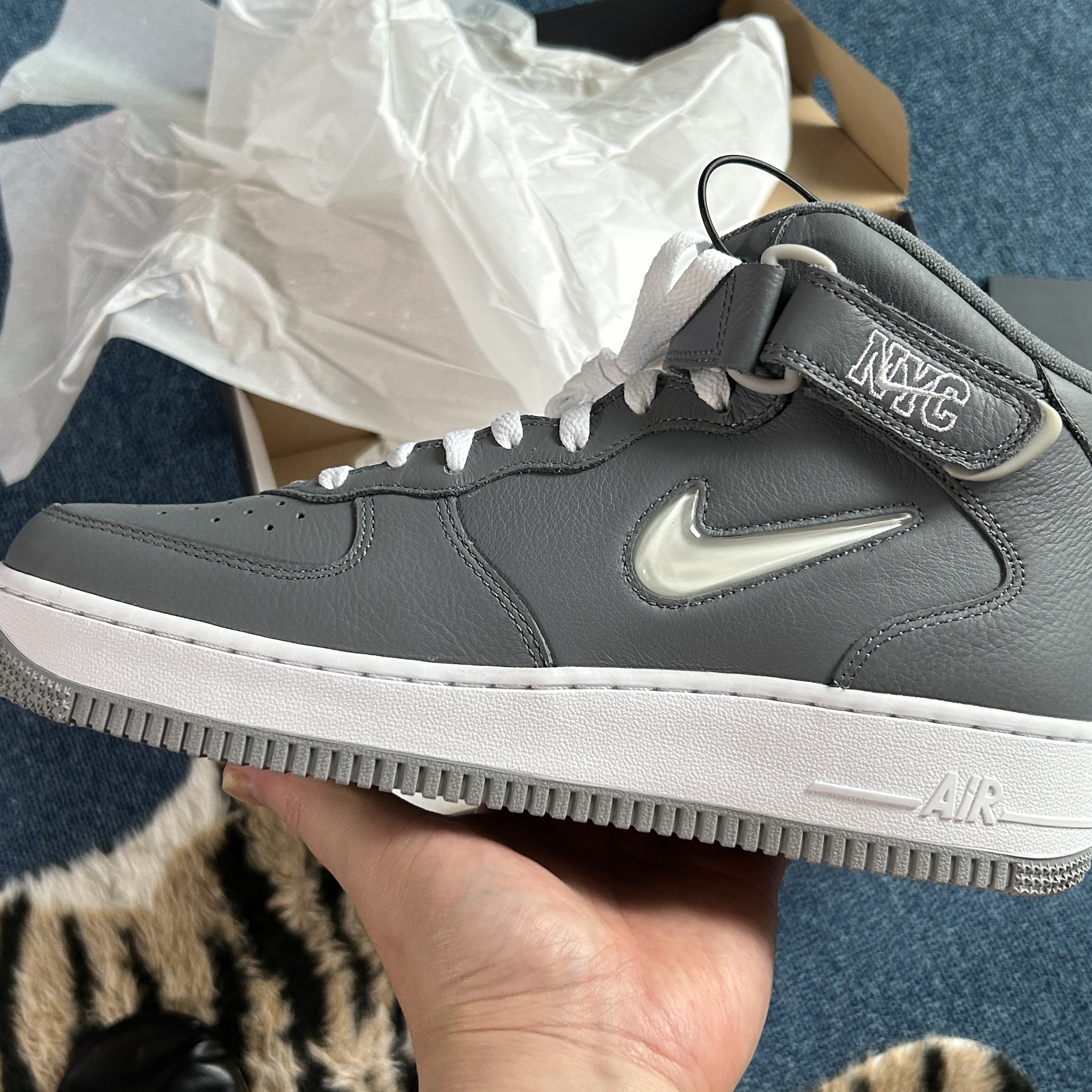 Nike Air Force 1 Mid QS NYC Cool Grey 착용 스타일 - 1