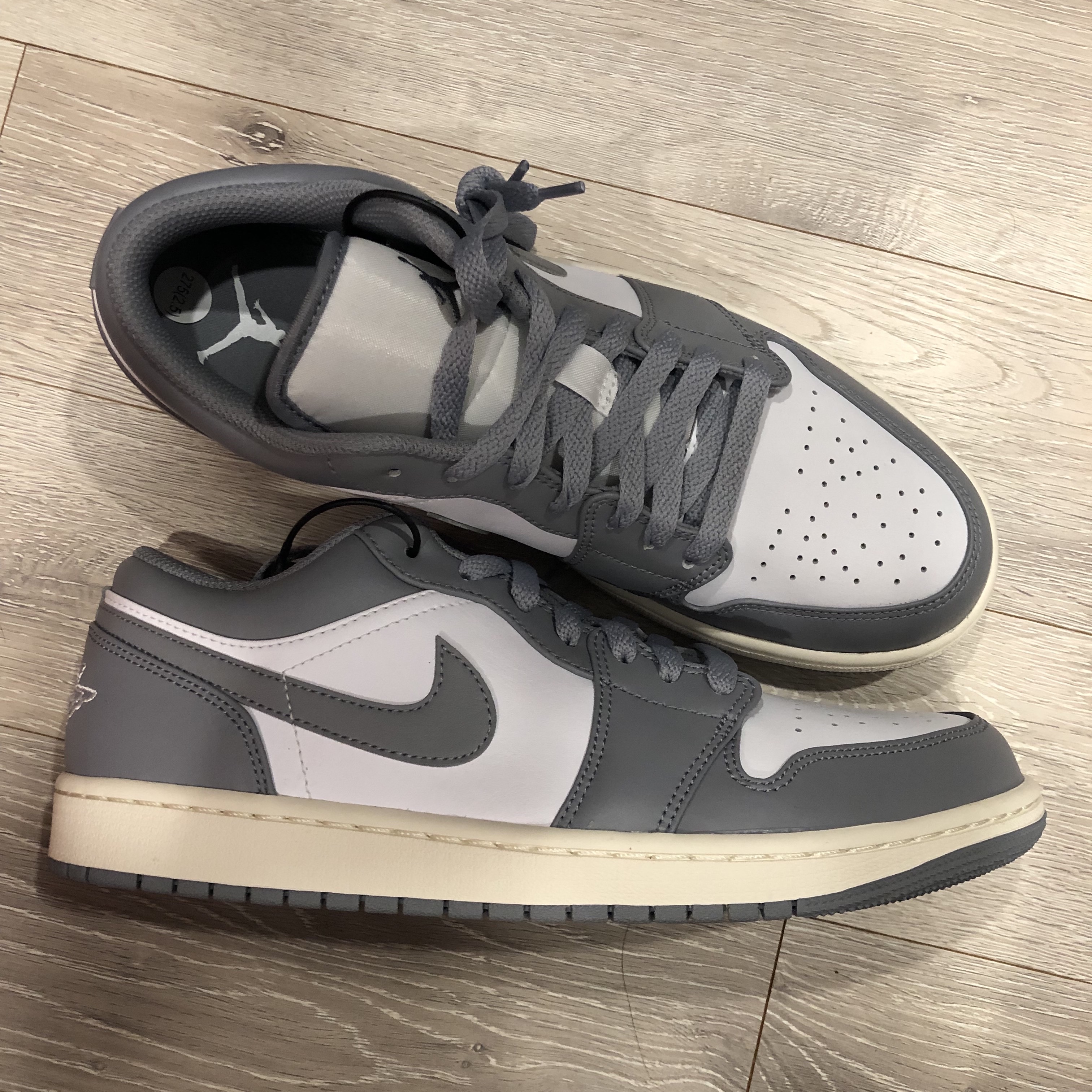 Jordan 1 Low Stealth and White 착용 스타일