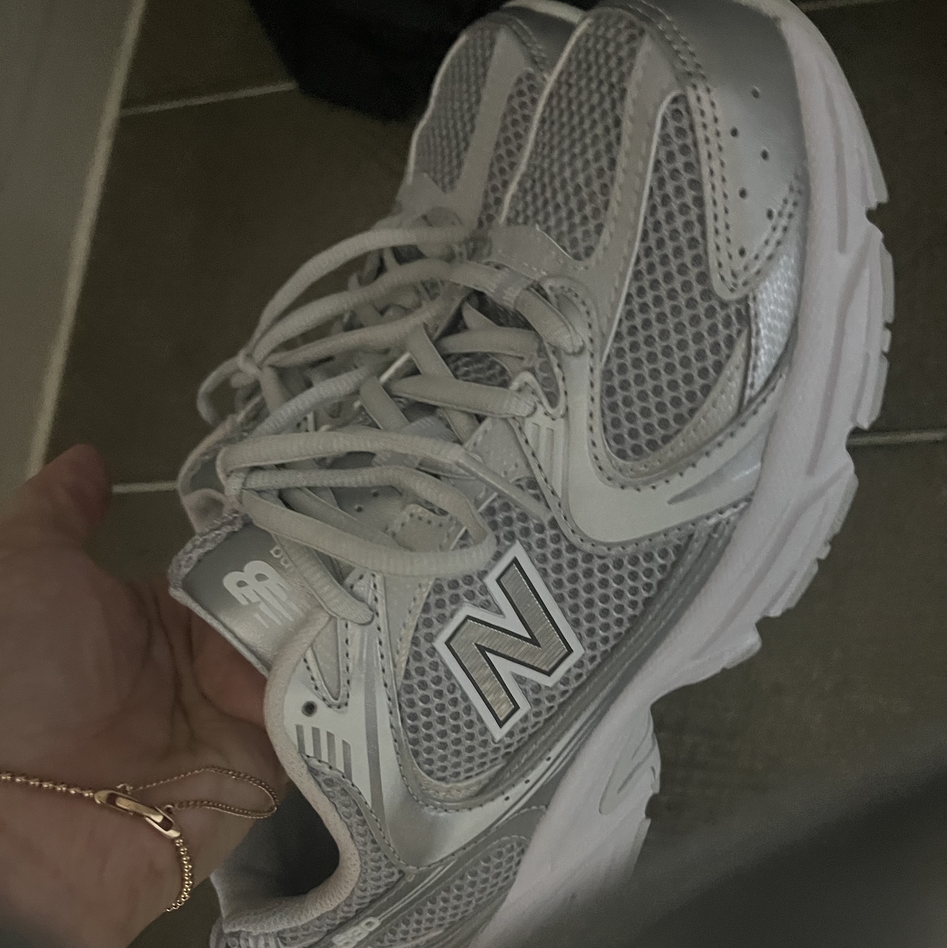 New Balance 530 Silver Grey 착용 스타일