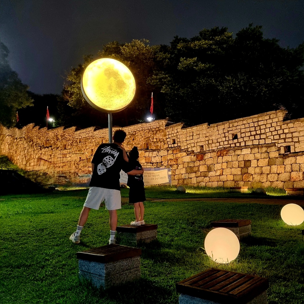 Stussy Fuzzy Dice T-Shirt Black, Essentials The Core Collection Sweatshorts Light Oatmeal 착용 스타일