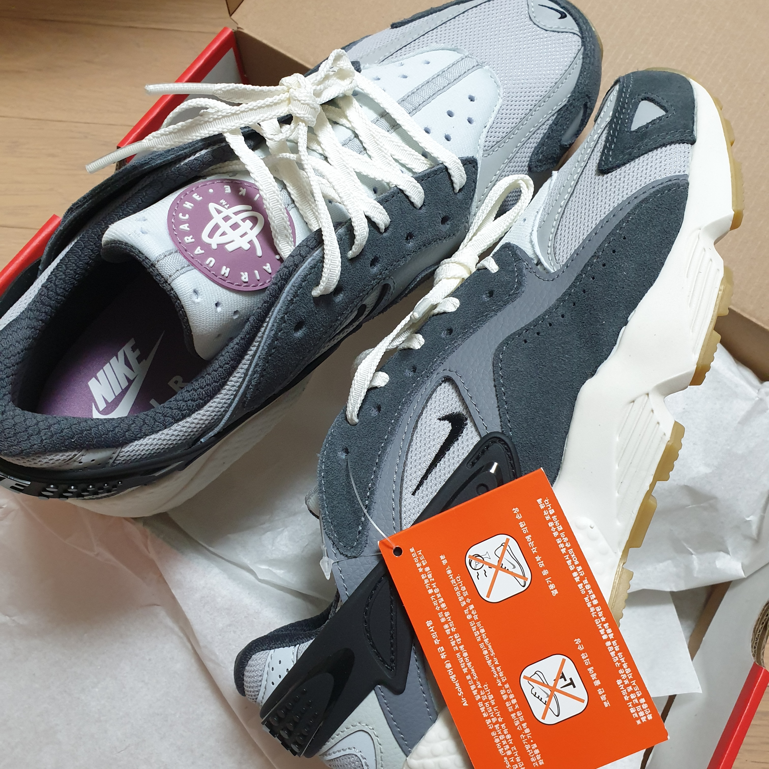Nike Air Huarache Runner Light Smoke Grey 착용 스타일