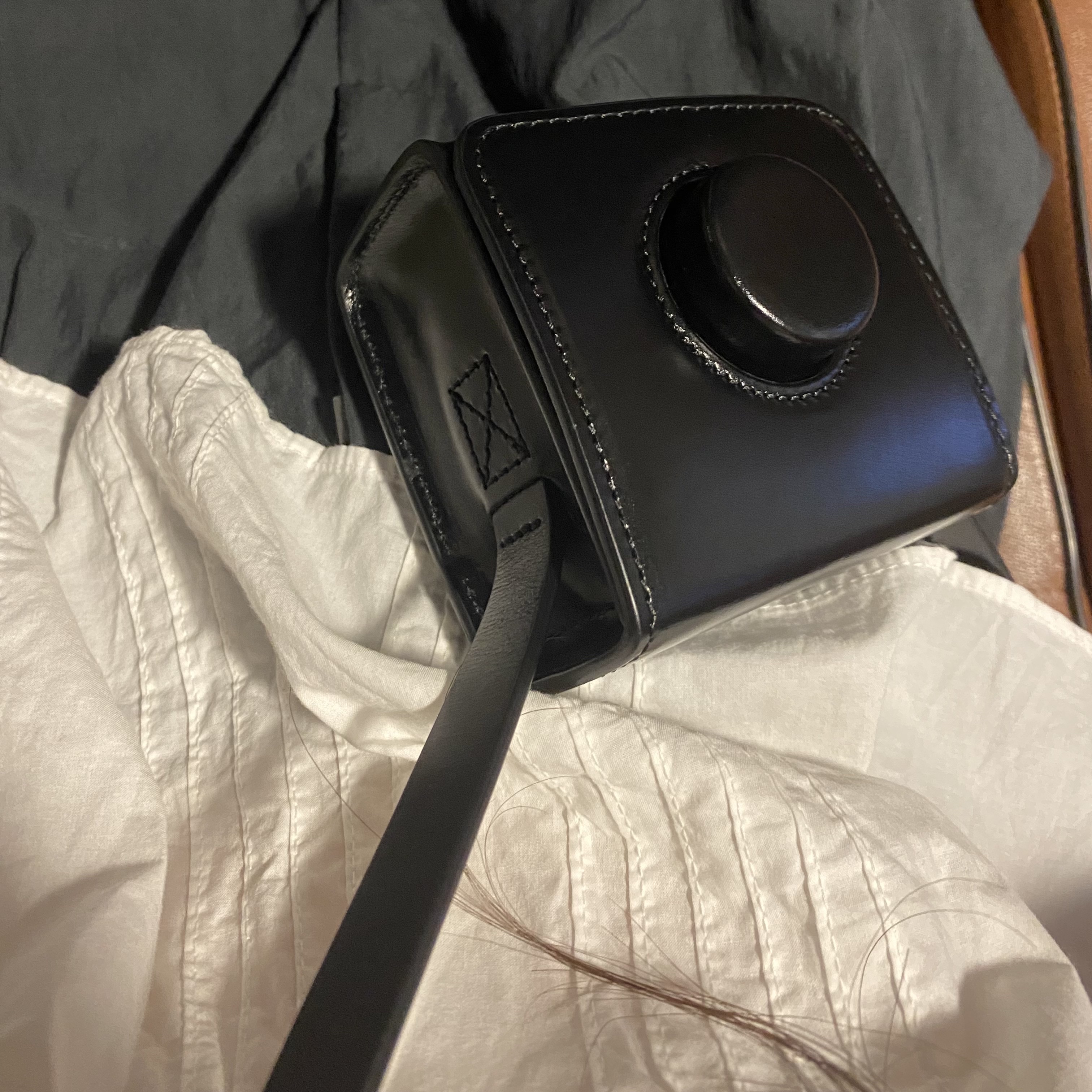 Lemaire Mini Camera Bag Vegetable-Tanned Leather Black 착용 스타일