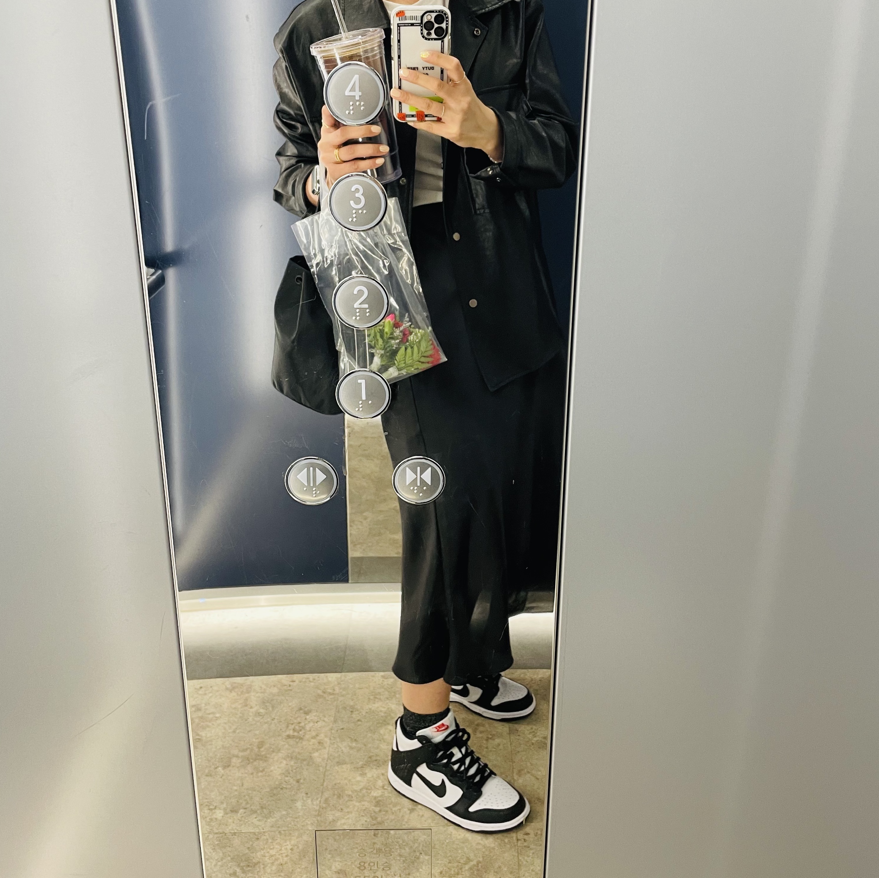 (W) Nike Dunk High Black and White, Burberry Logo Print Nylon Drawcord Pouch Black 착용 스타일 - 4