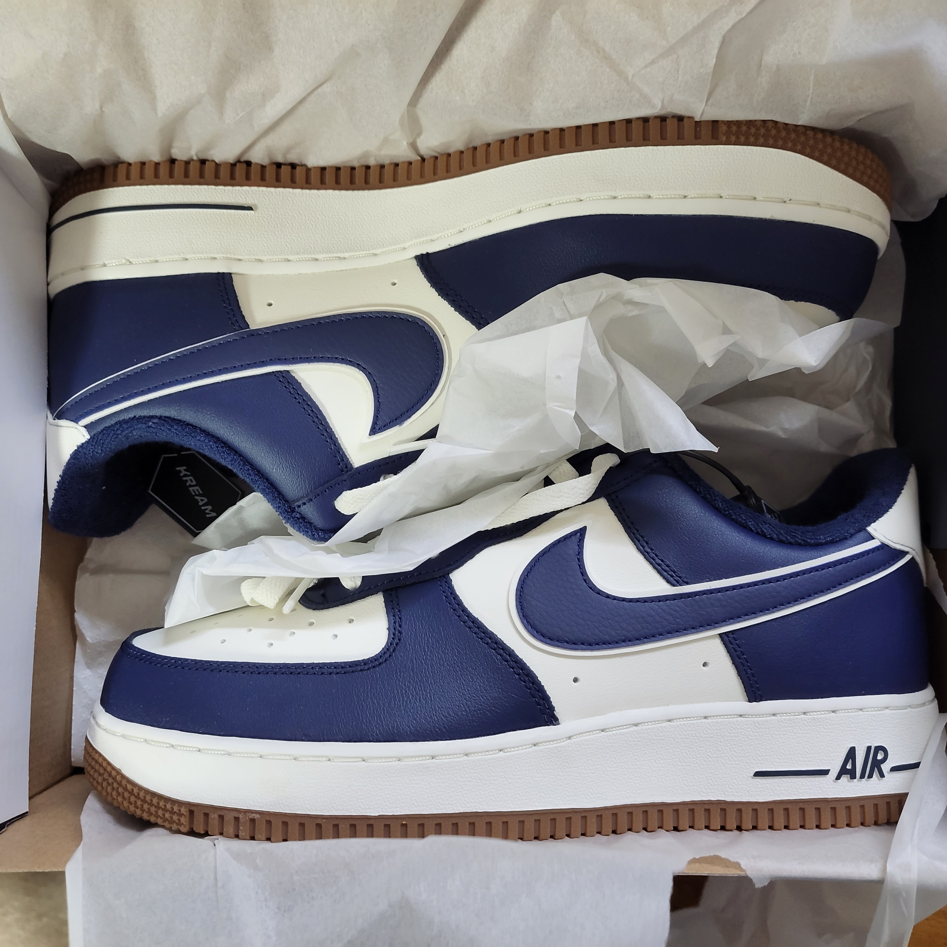 Nike Air Force 1 '07 LV8 Midnight Navy 착용 스타일