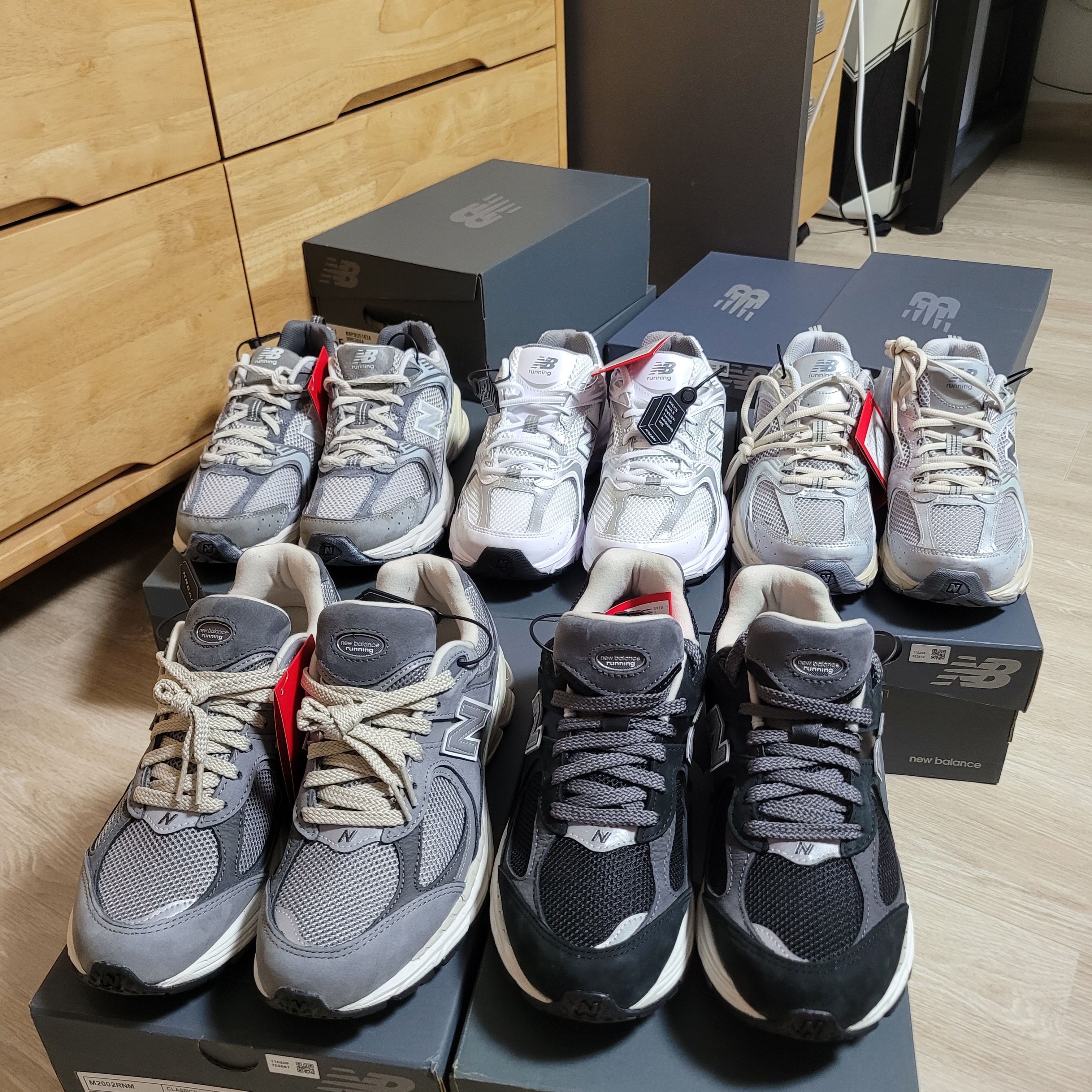 New Balance 530 Premium Vintage Grey Matter, New Balance 530 White Silver 착용 스타일