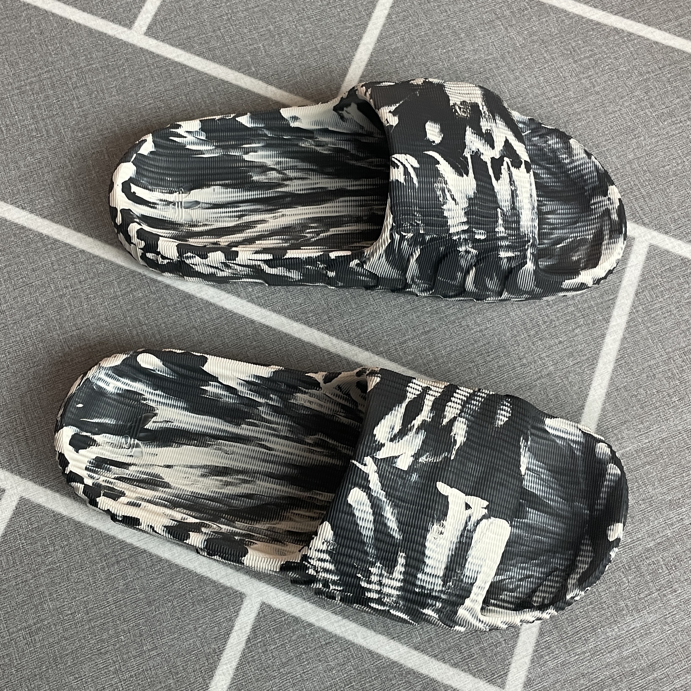 Adidas Adilette 22 Carbon Aluminium 착용 스타일 - 1