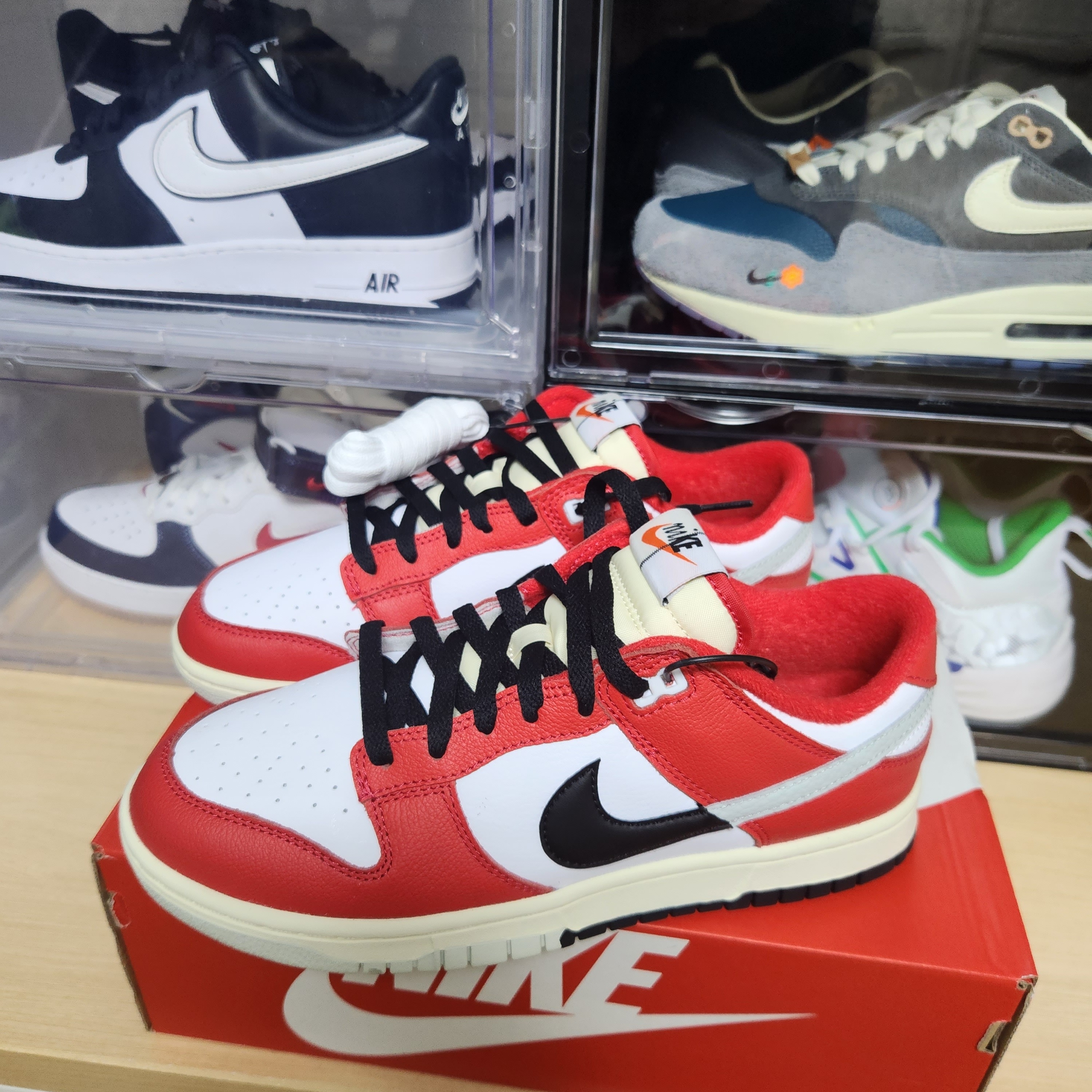Nike Dunk Low Retro PRM University Red Black 착용 스타일 - 1
