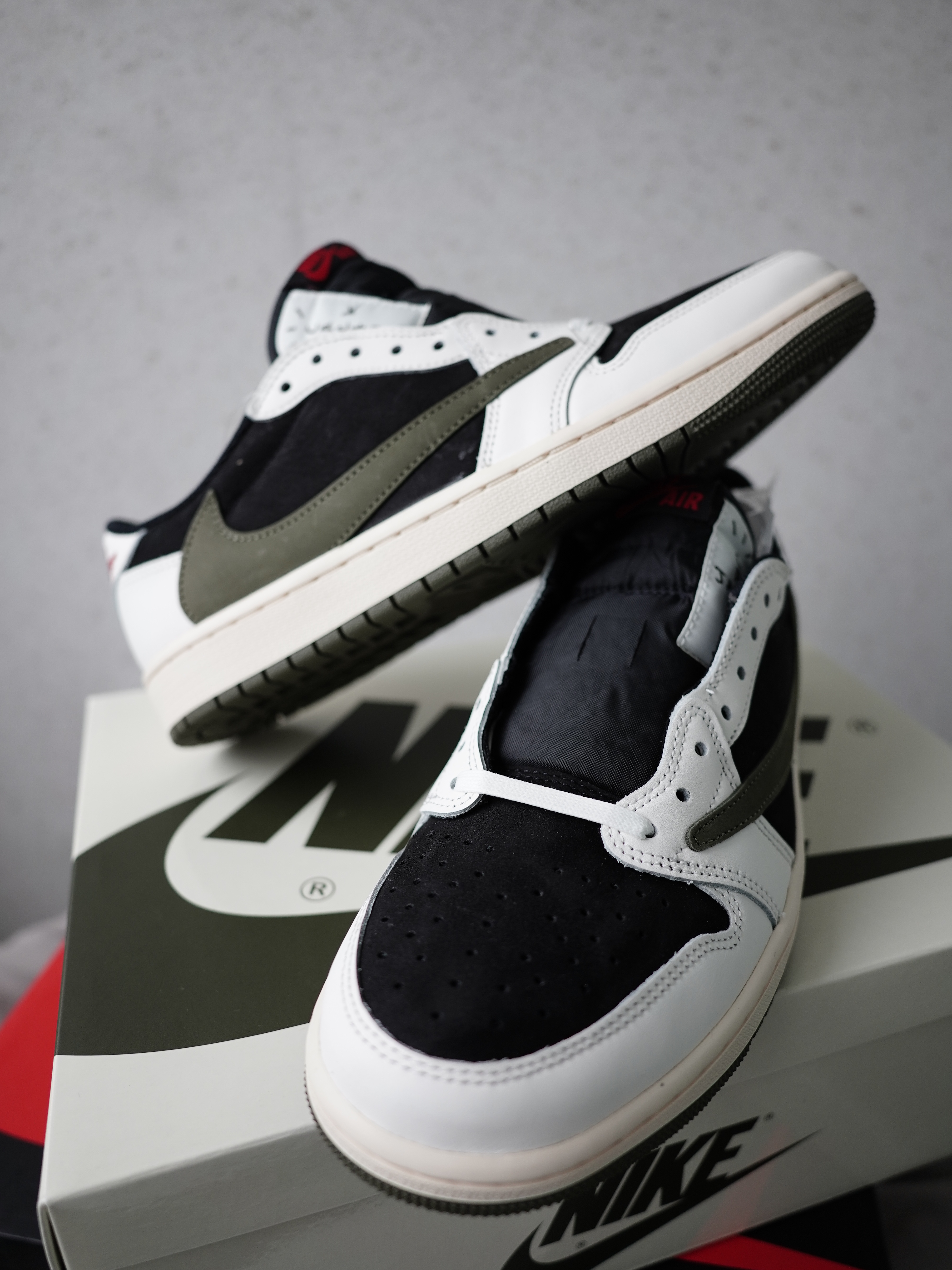 (W) Jordan 1 x Travis Scott Retro Low OG SP Medium Olive 착용 스타일 - 3