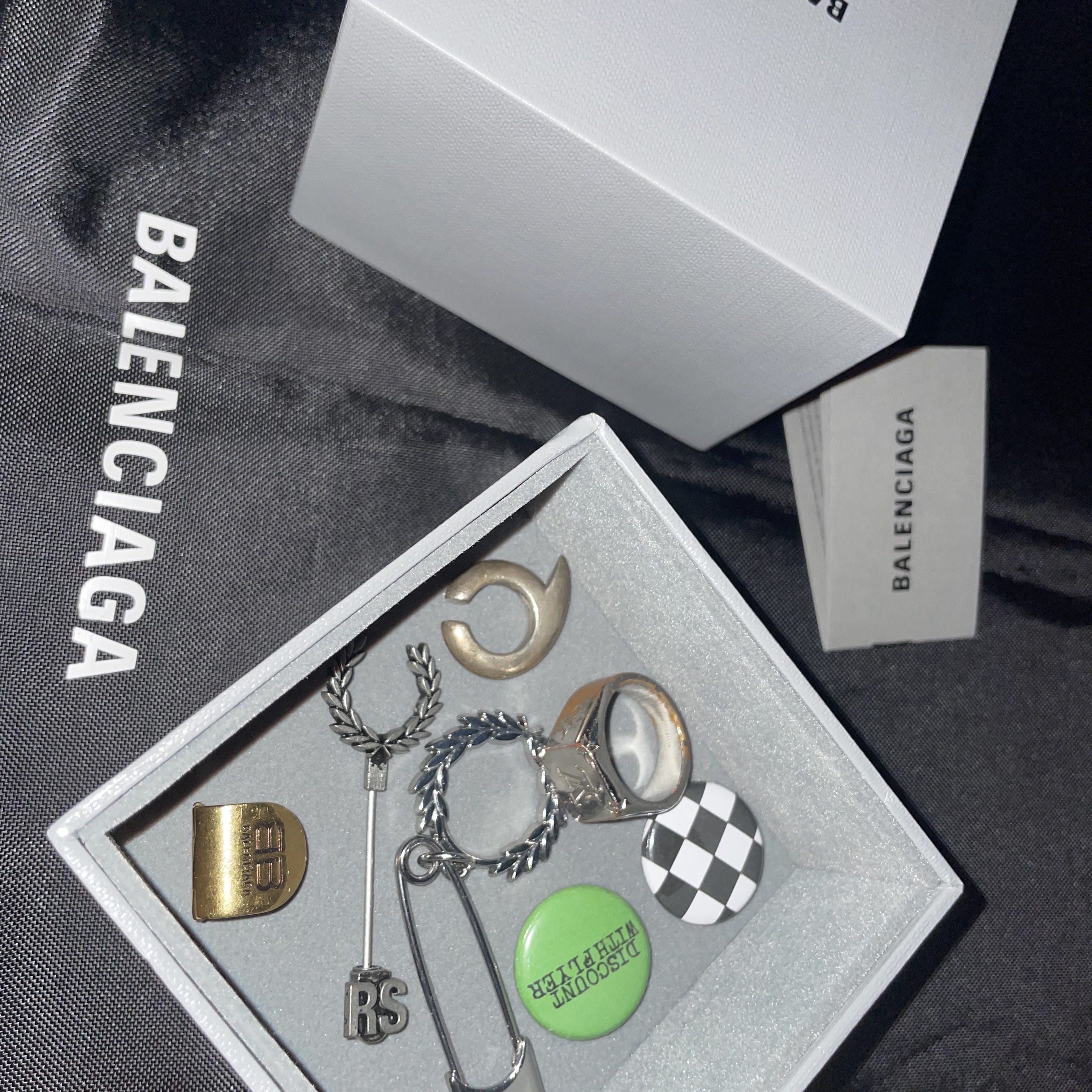 Balenciaga Bat Rectangle Sunglasses Silver 착용 스타일 - 1