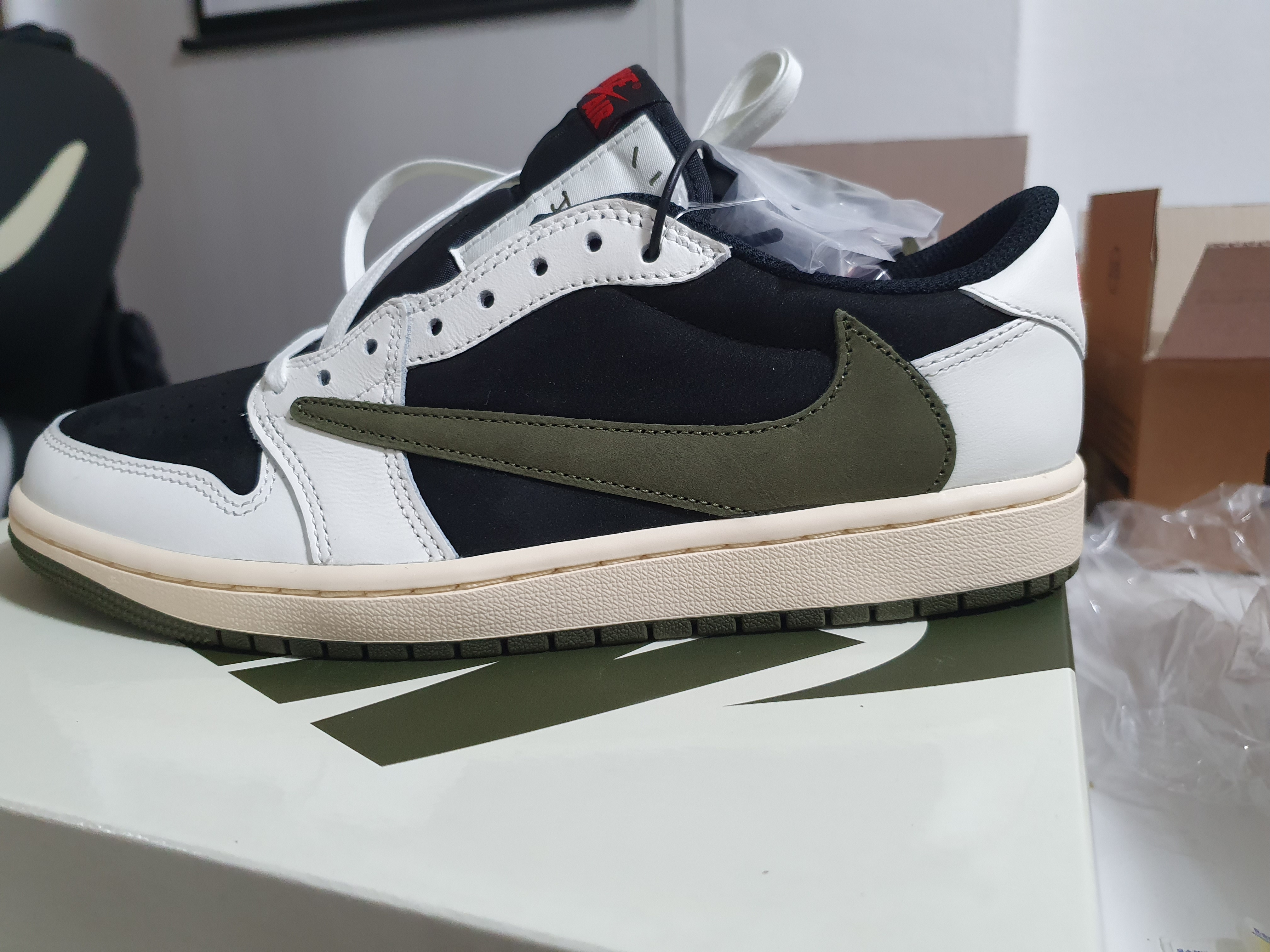 (W) Jordan 1 x Travis Scott Retro Low OG SP Medium Olive 착용 스타일