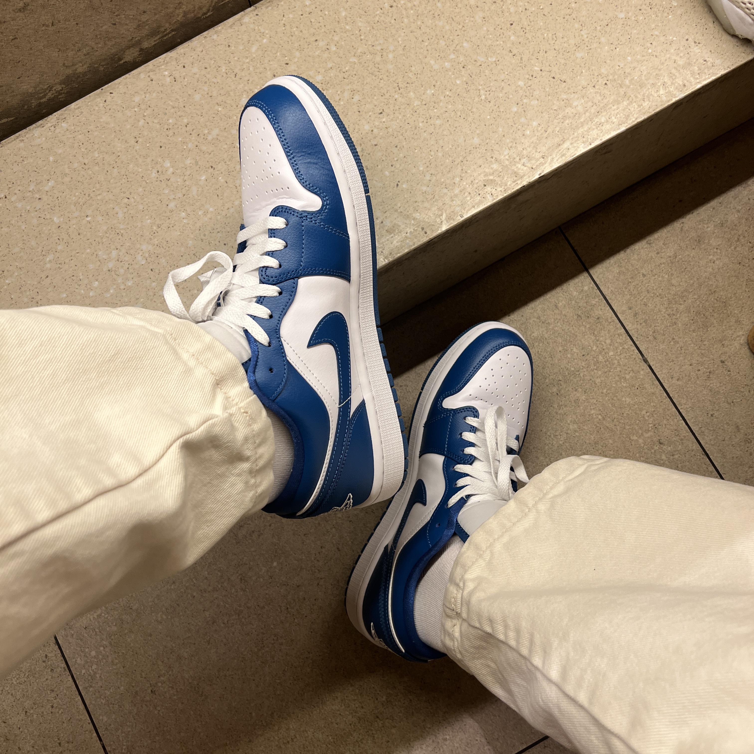 (W) Jordan 1 Low White Dark Marina Blue, Jordan 11 Retro Low Concord 착용 스타일 - 3