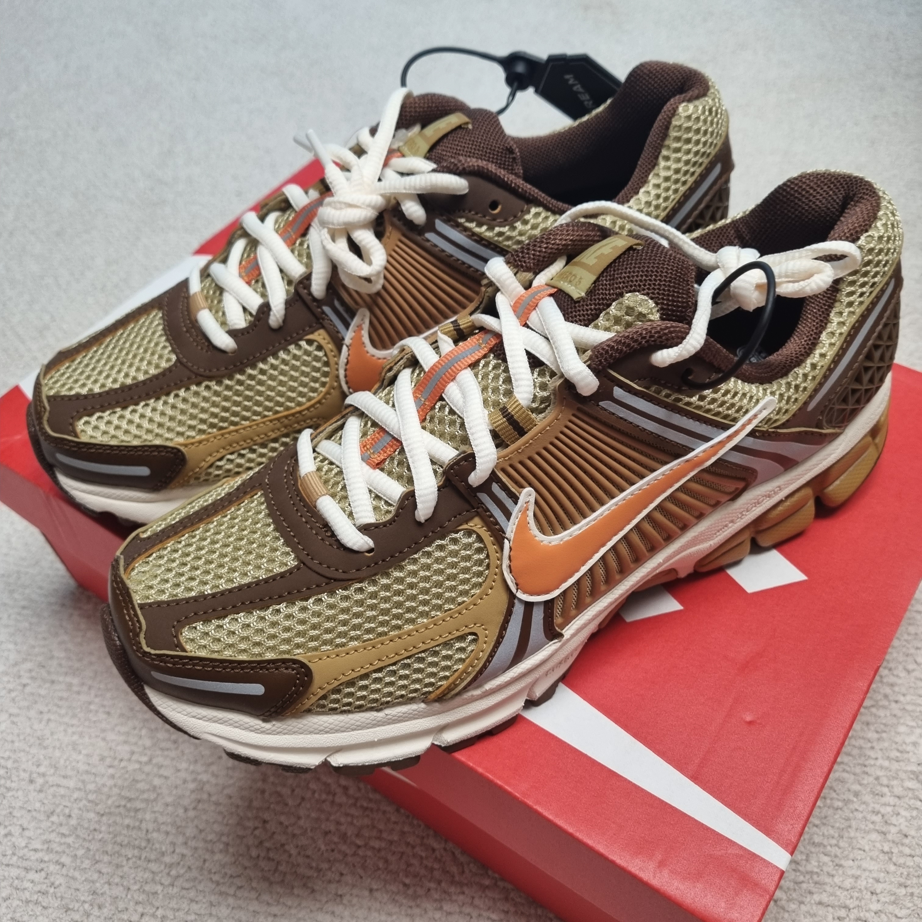 Nike Zoom Vomero 5 Wheat Grass and Cacao Wow 착용 스타일
